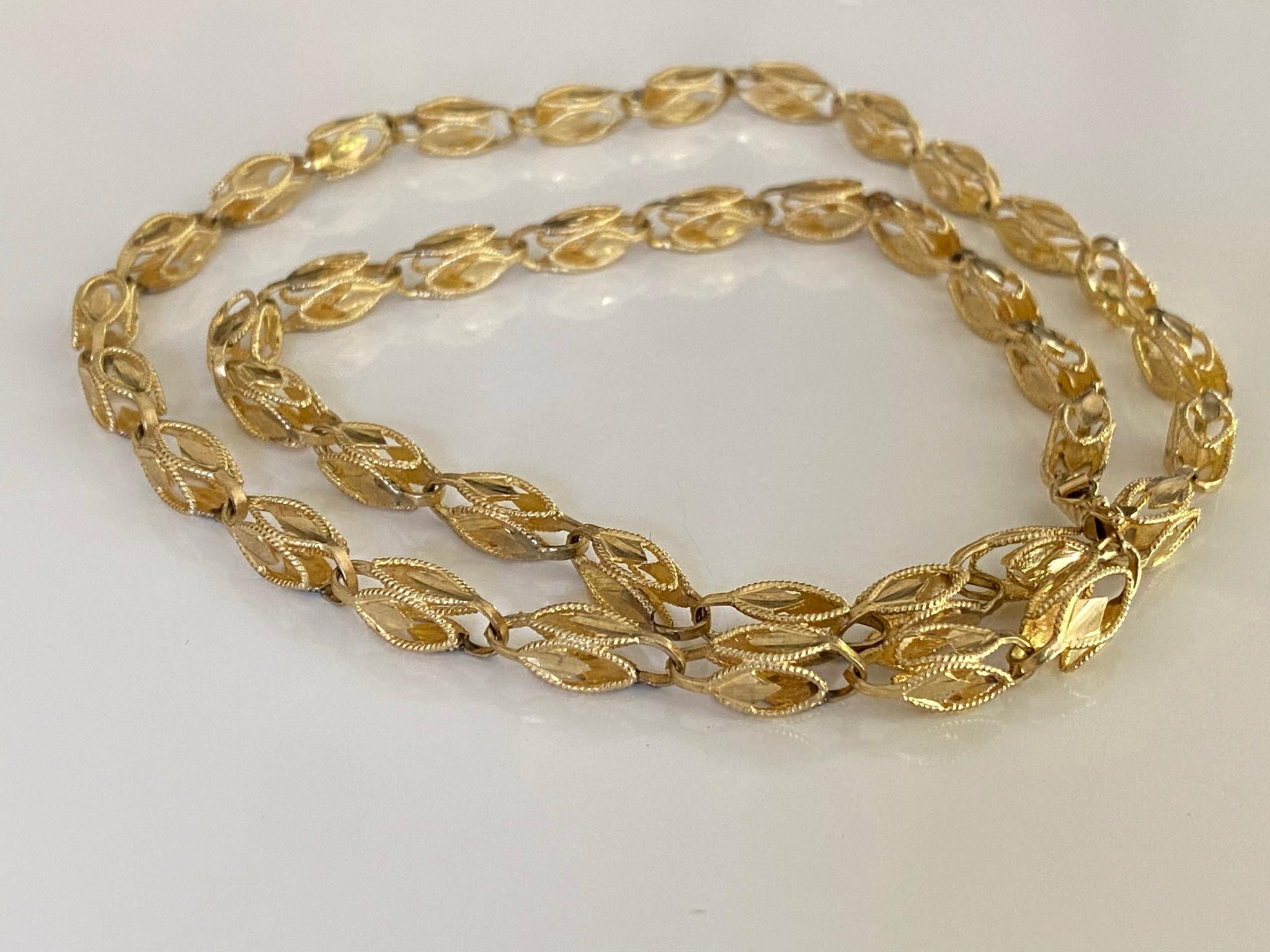 Women's Antique Gold Chain Link Necklace For Sale