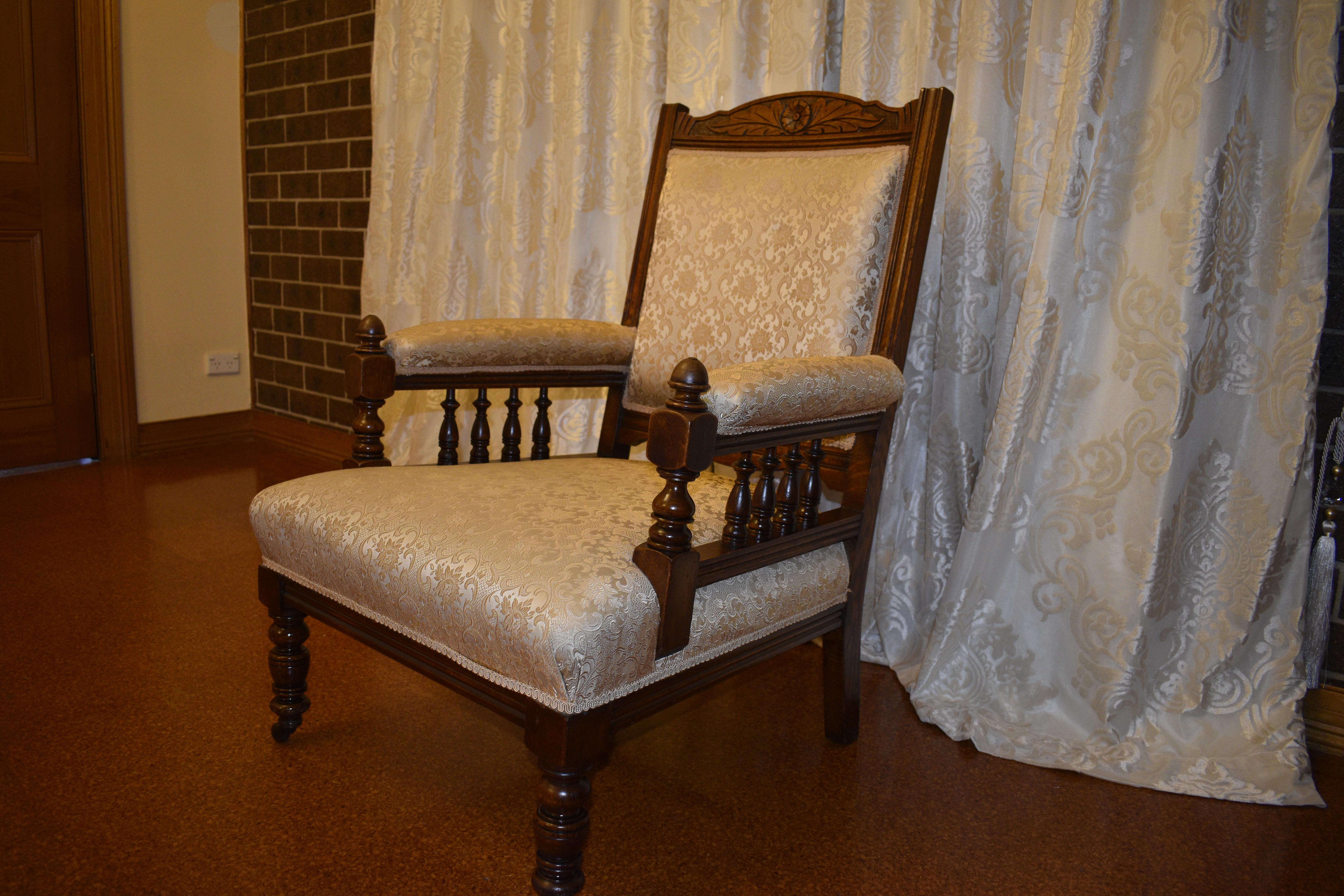 Antiker Grandfather-Sessel aus goldenem Damast im Zustand „Gut“ im Angebot in EDENSOR PARK, NSW