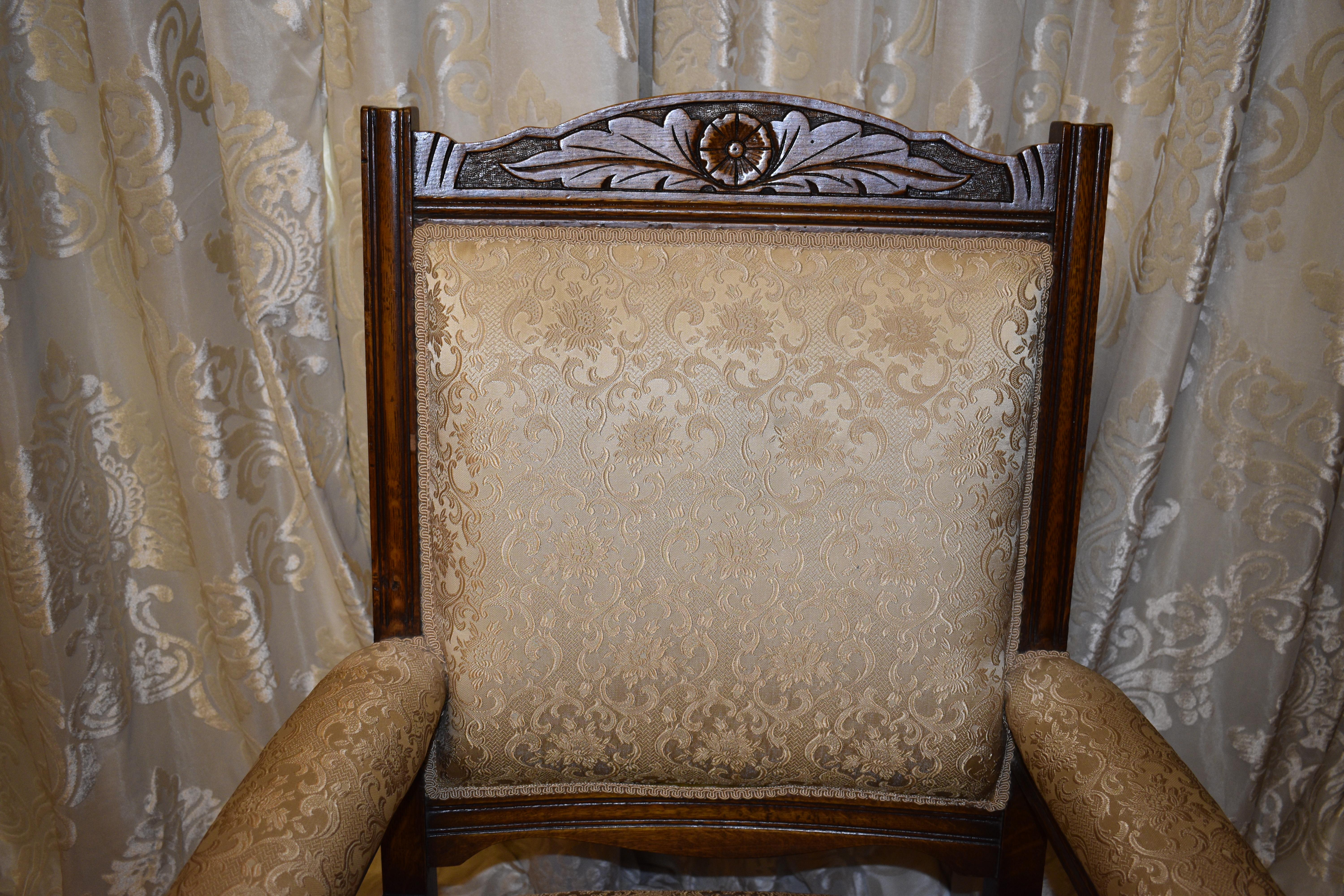 Antiker Grandfather-Sessel aus goldenem Damast (Stoff) im Angebot