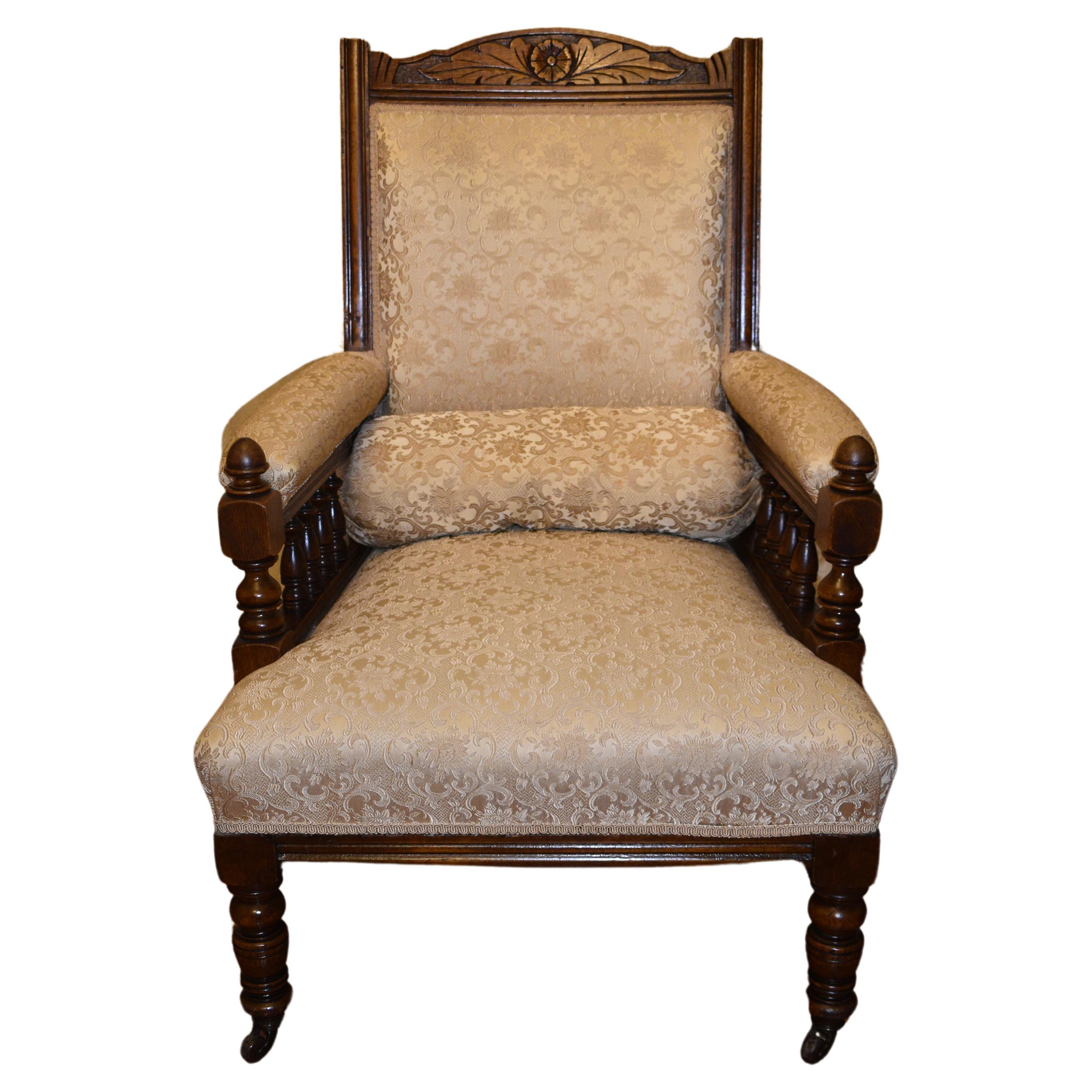 Antiker Grandfather-Sessel aus goldenem Damast im Angebot