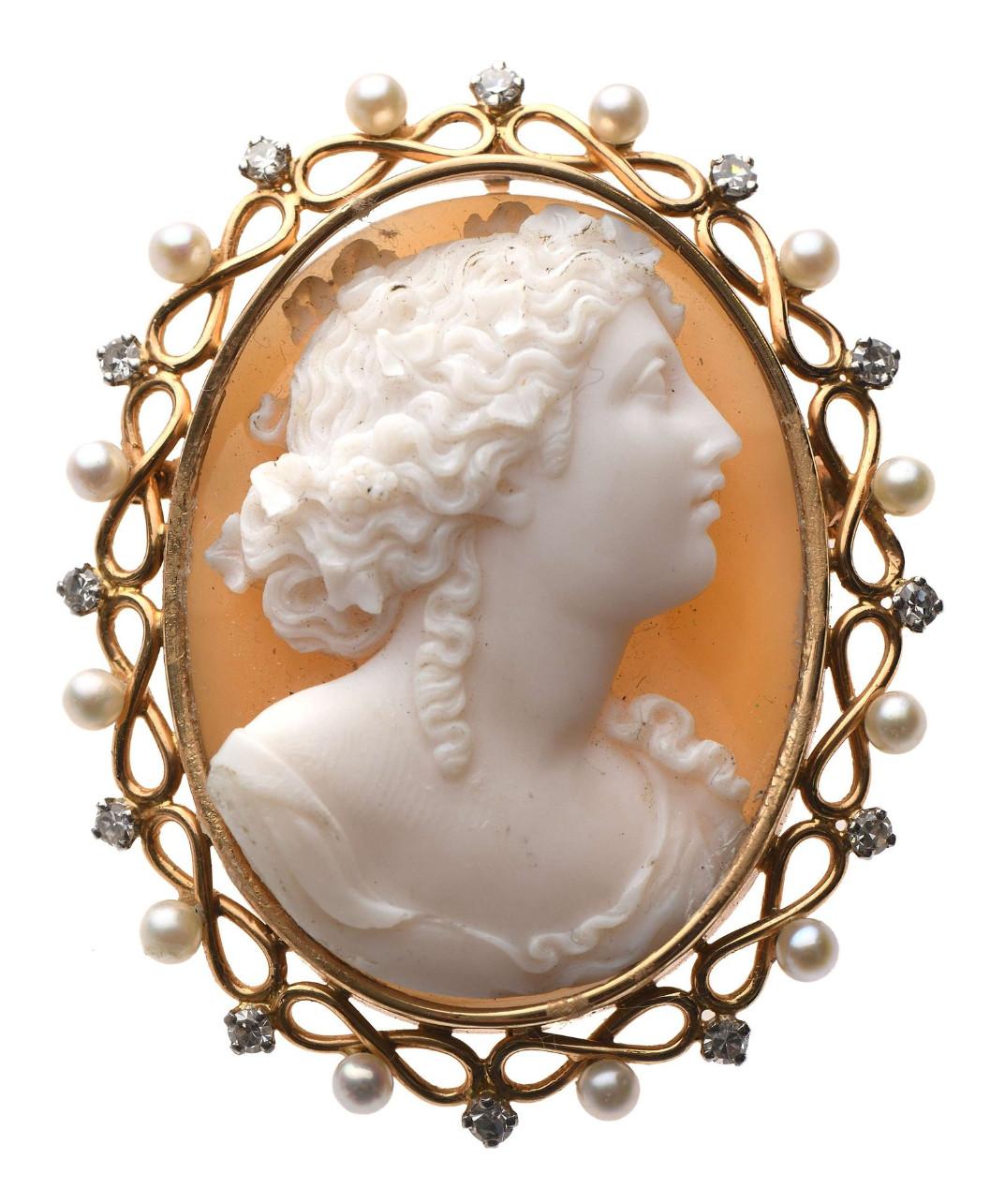 Brooch/pendant  in 18Kt yellow gold adorned with a cameo on agate stylizing a feminine profile in a closed setting, in an entourage of diamonds and pearls on an infinity mesh. French maker's mark trace. Dimensions: 50 x 40 mm - Gross weight: 25.5 g