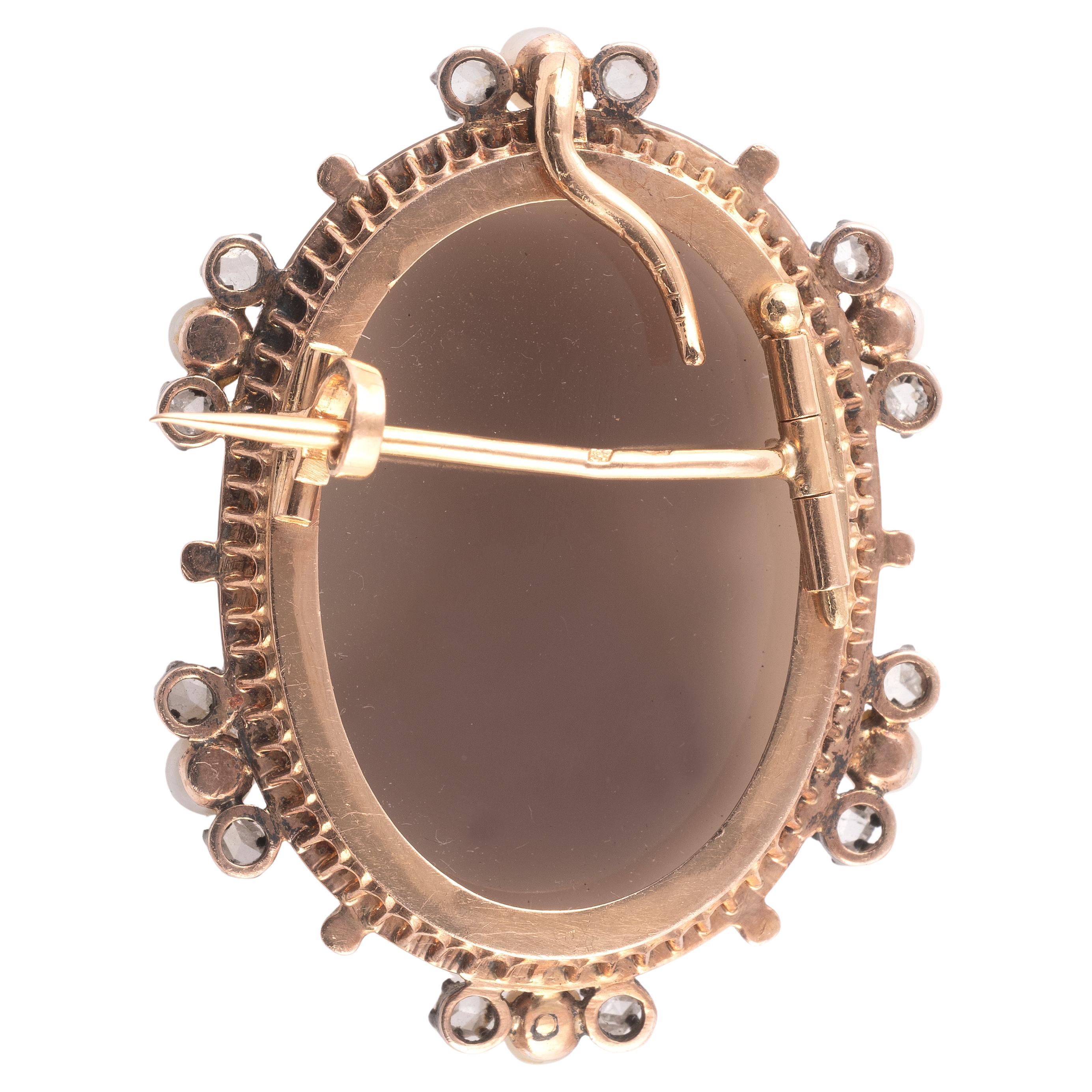 Brooch/pendant holding a cameo on agate set with rose-cut diamonds and white pearls (untested). Set in 18K yellow gold. Dimensions: 4.40 x 3.40 cm. Gross weight: 21.40 gr.
