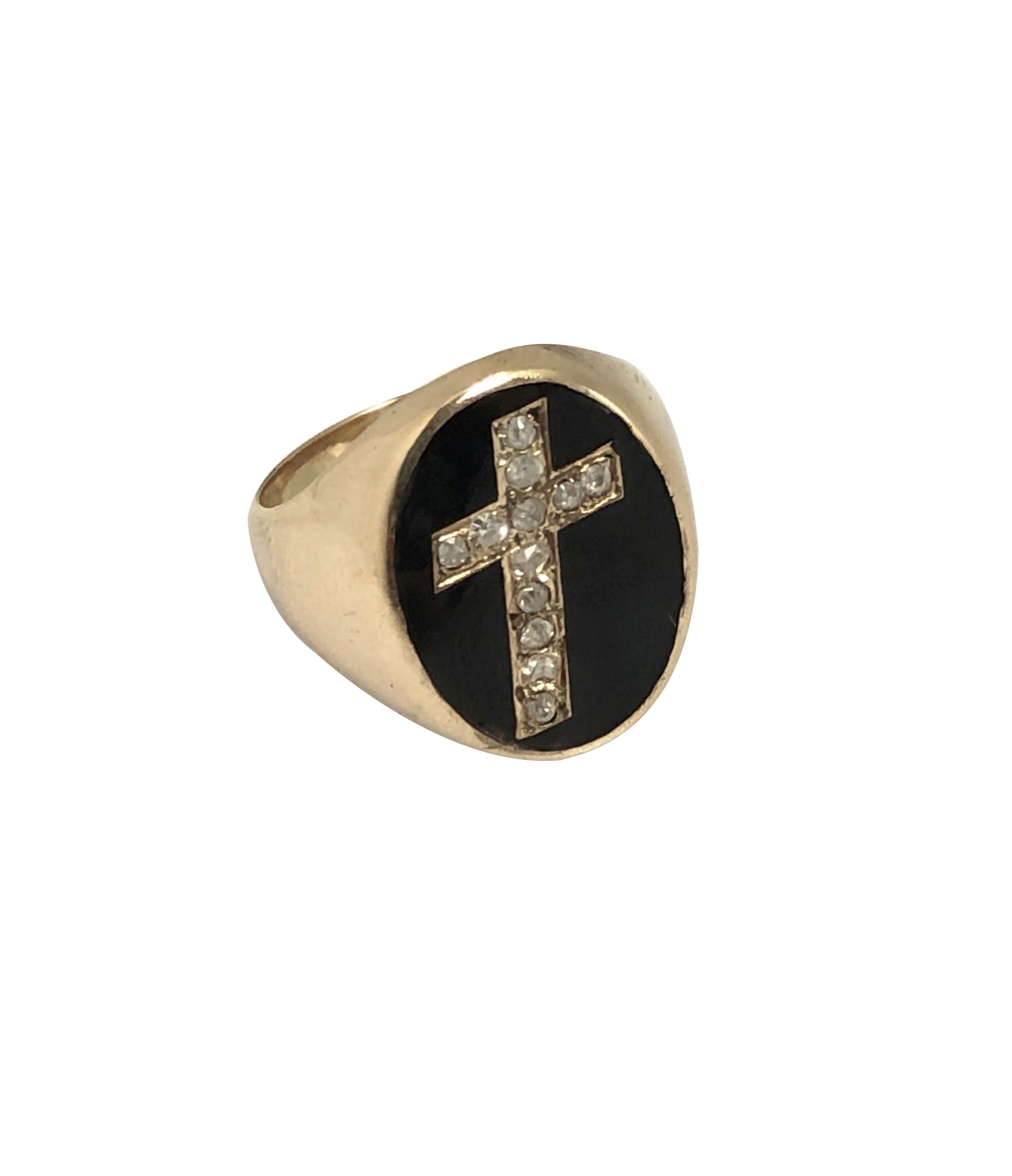 CIRCA 1880 - 1890 14k Gelbgold Trauerring, die Spitze misst 5/8 X 1/2 Zoll,  Schwarze Emaille mit einem Kreuz, besetzt mit alten Diamanten im Mischschliff. Schöne solide Konstruktion und mit einem Gewicht von 8,1 Gramm. Fingergröße 4 1/2.