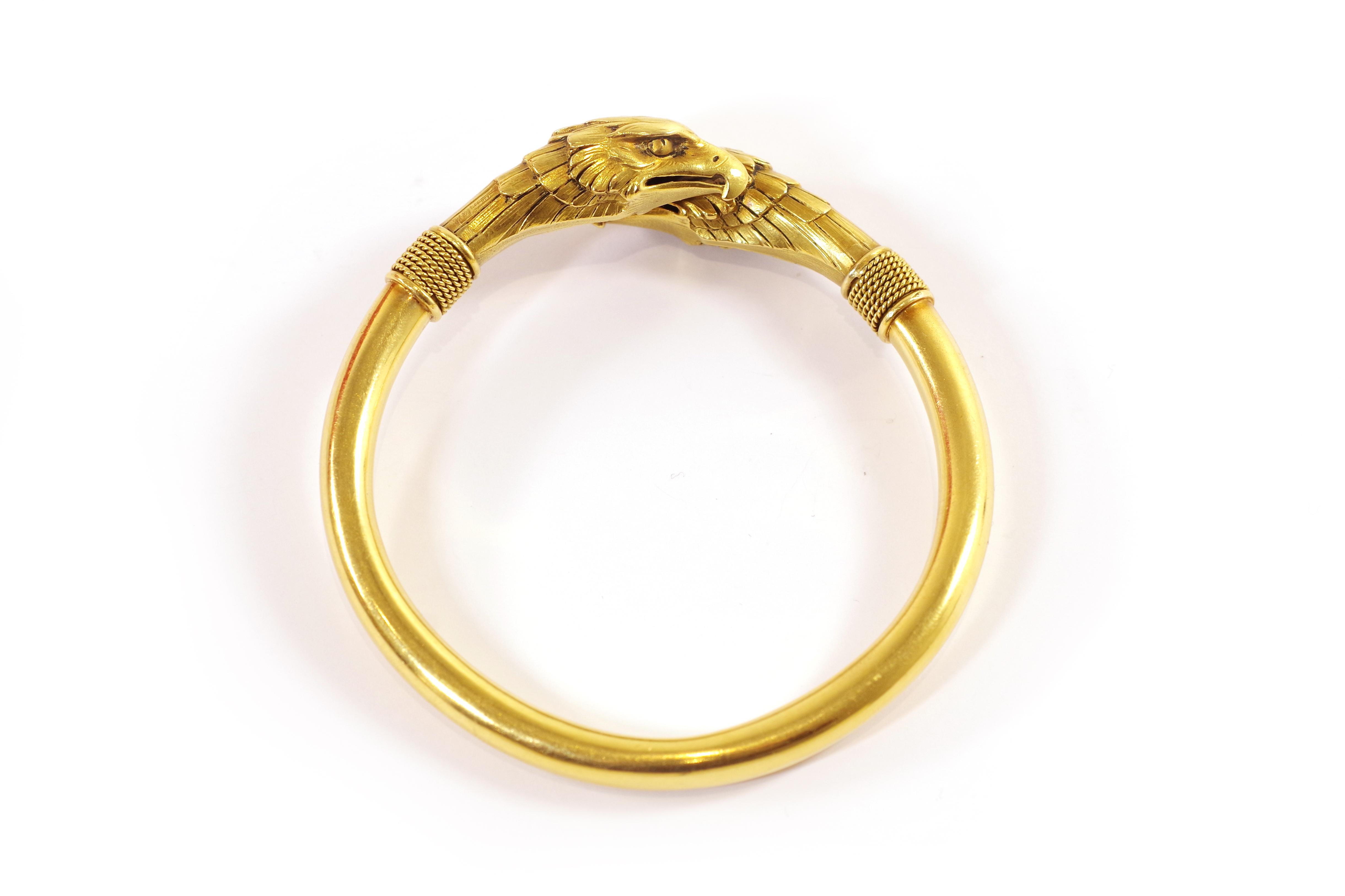 Antique gold eagle heads bangle bracelet in yellow gold 18 karats. Important victorian bangle bracelet, decorated with two heads of eagles facing each other at the ends of the bracelet. The head of the raptors is finely executed: the plumage and the