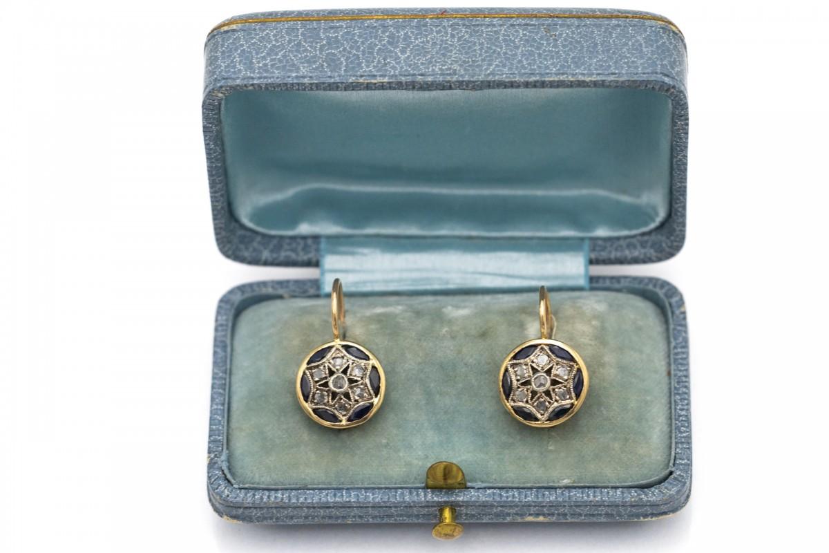 Altgold-Ohrringe mit Diamanten und Saphiren im Altschliff.

Sie stammen aus Italien aus den 1940er Jahren.

Ohrringe aus 0,585er Gelbgold mit Elementen aus 0,920er Silber.

Sie sind mit 14 Diamanten im Altrosaschliff mit einem Gesamtgewicht von 0,24