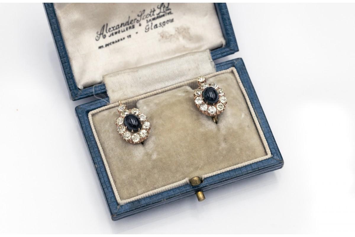 Taille cabochon Boucles d'oreilles anciennes en or avec diamants et saphirs en taille cabochon. en vente