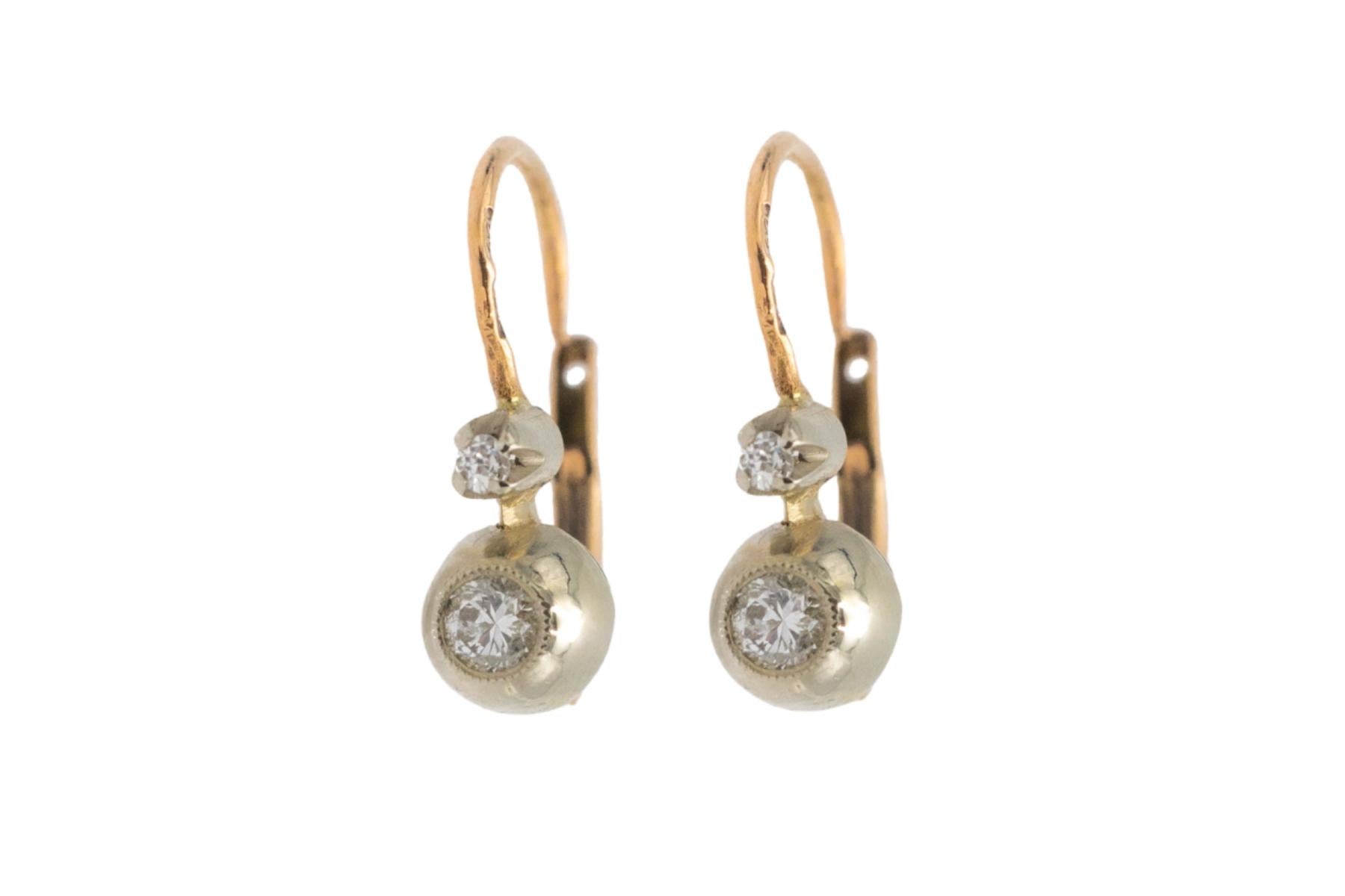 Un paio di orecchini antichi con diamanti. Realizzato in oro a 14 carati. Decorati con diamanti di vecchio taglio, i due diamanti principali pesano circa 0,15 ct e i diamanti superiori di taglio 8/8 pesano 0,04 ct.

Origine: Ungheria, 1937-1966,