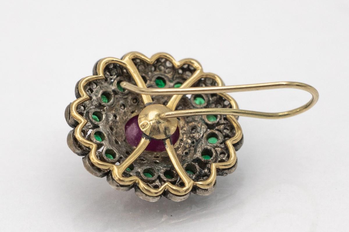 Femenino o masculino Pendientes de oro antiguo con rubíes, esmeraldas y diamantes. en venta