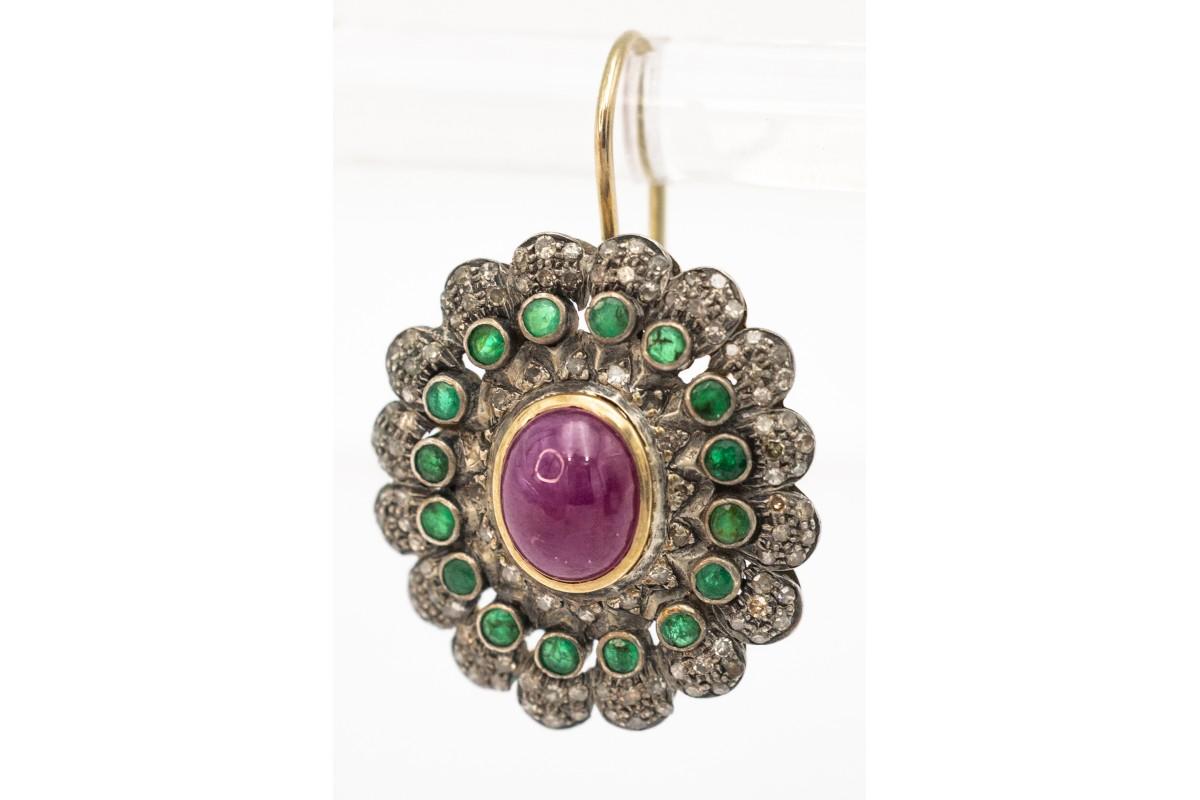 Pendientes de oro antiguo con rubíes, esmeraldas y diamantes. en venta 1