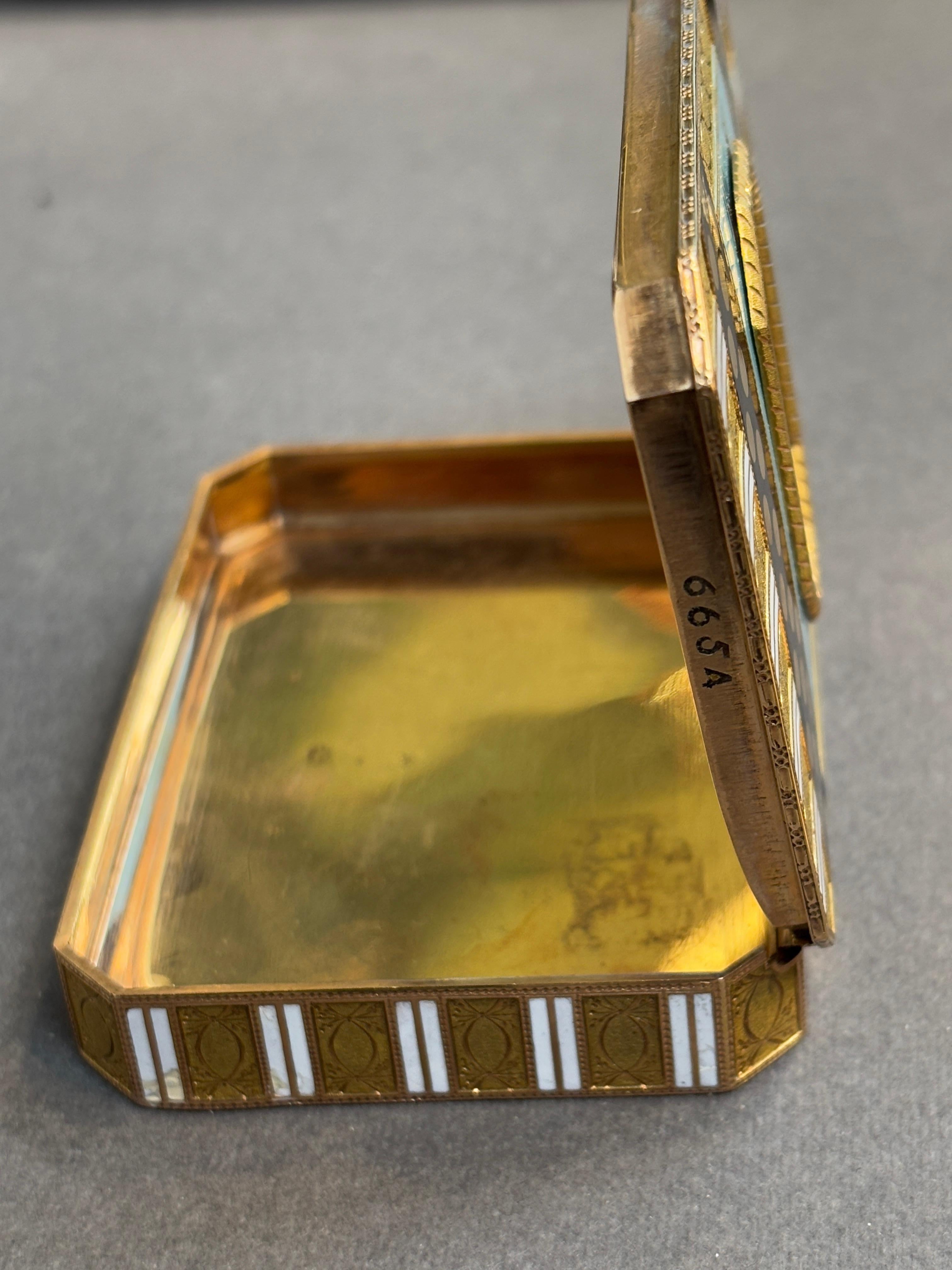 Tabatière ancienne en micromosaïque or et émail en vente 6