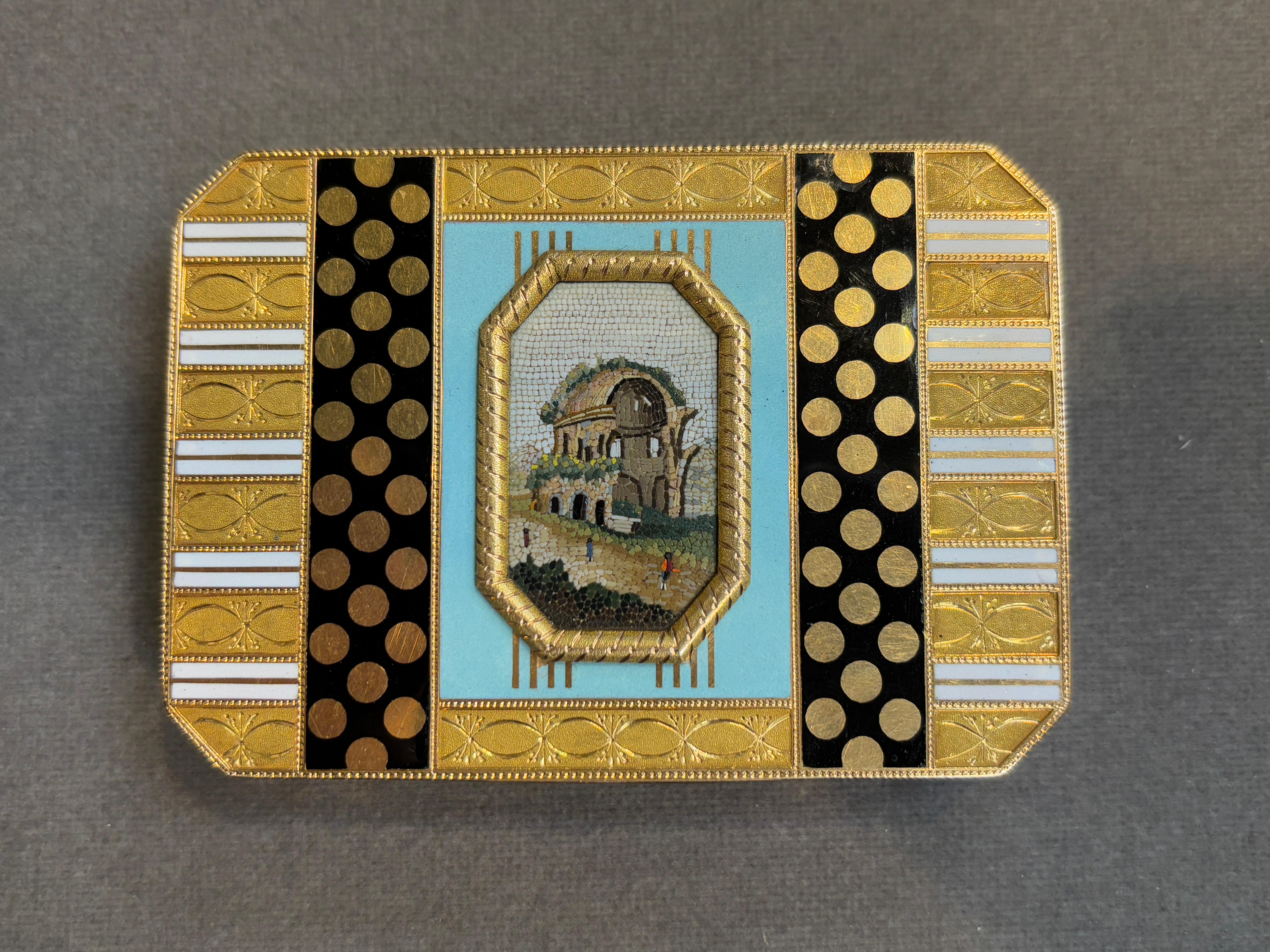 Tabatière ancienne en micromosaïque or et émail en vente 10