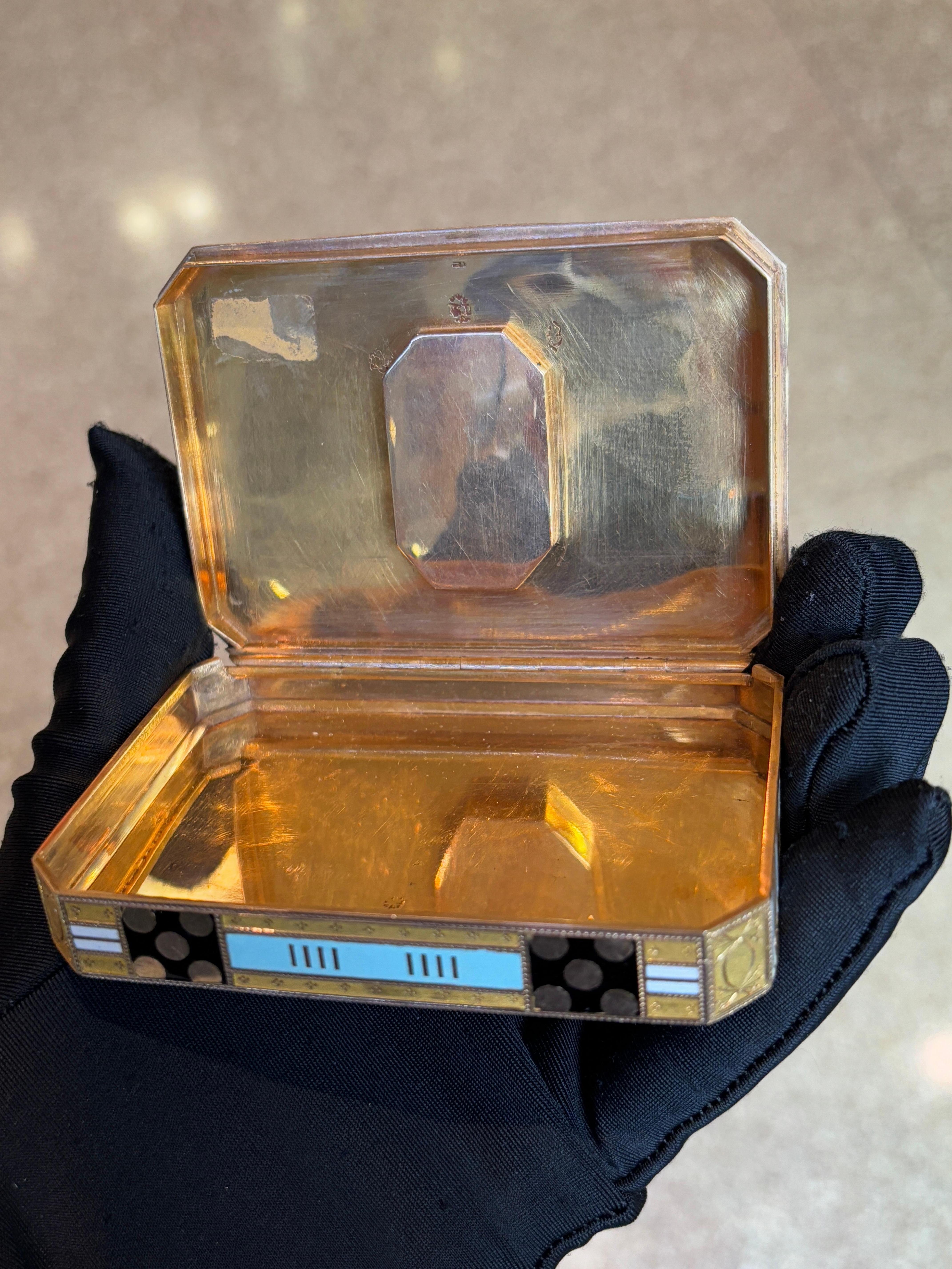 Tabatière ancienne en micromosaïque or et émail Excellent état - En vente à New York, NY