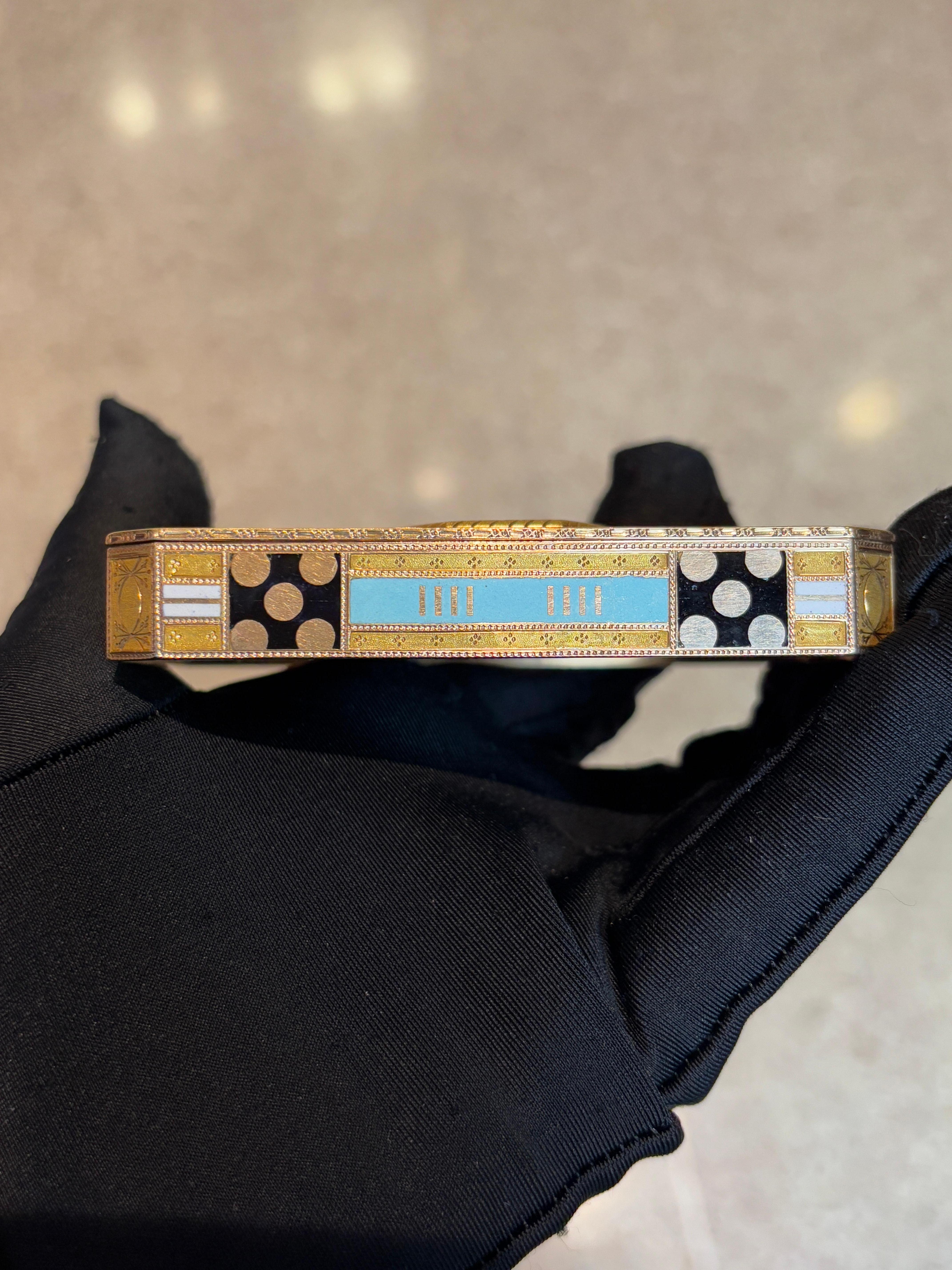 Tabatière ancienne en micromosaïque or et émail Unisexe en vente