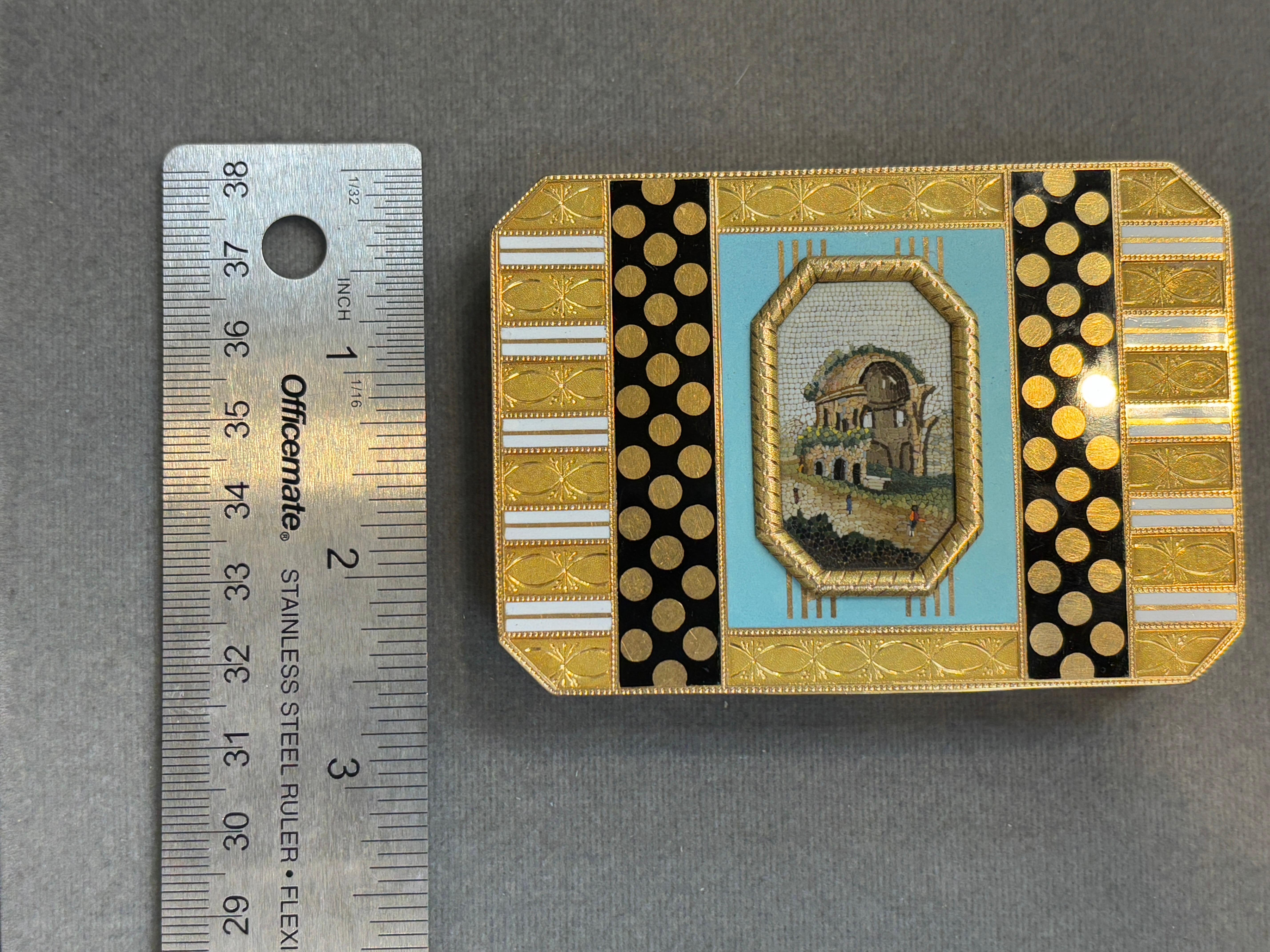 Tabatière ancienne en micromosaïque or et émail en vente 1