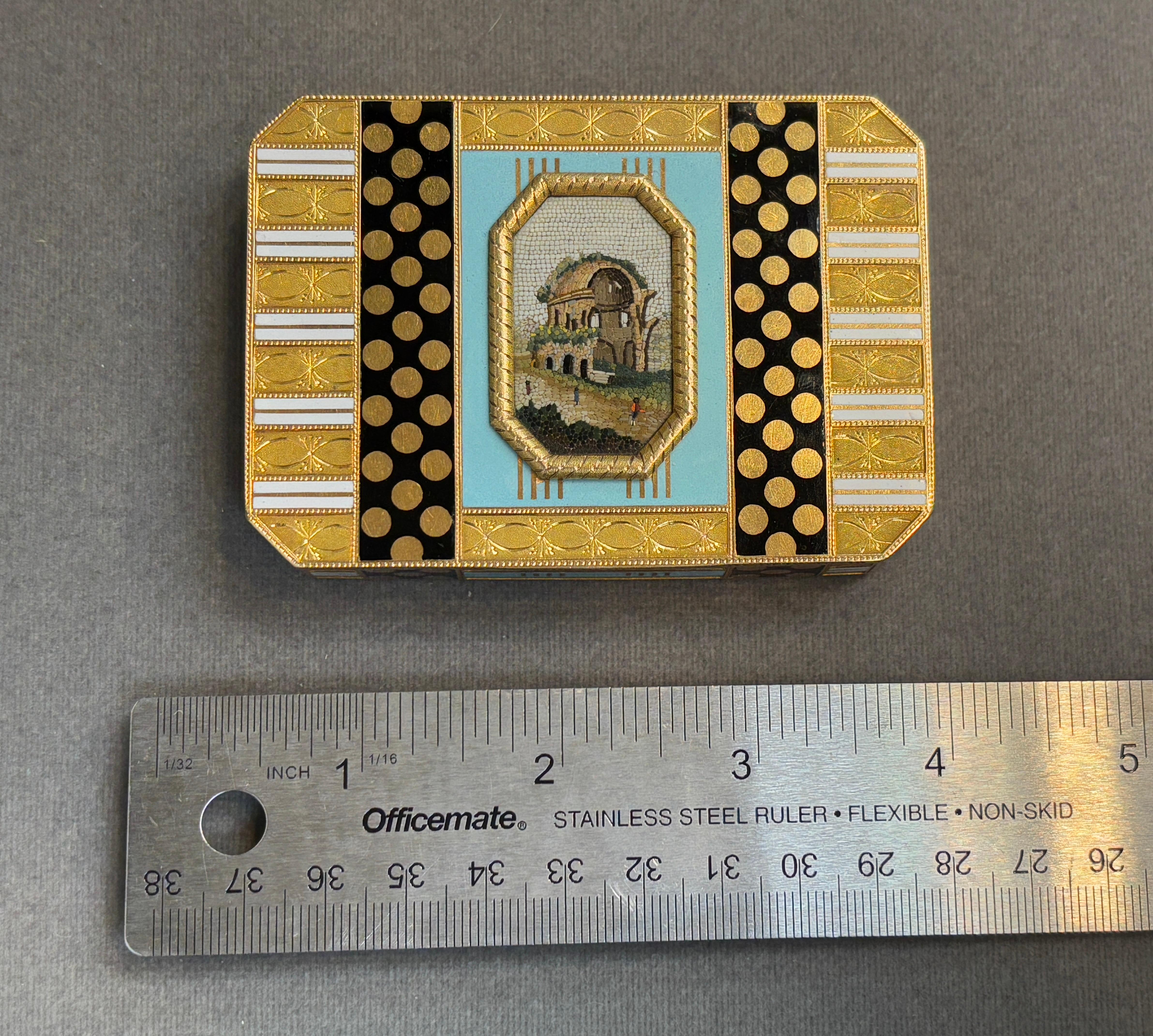 Tabatière ancienne en micromosaïque or et émail en vente 2