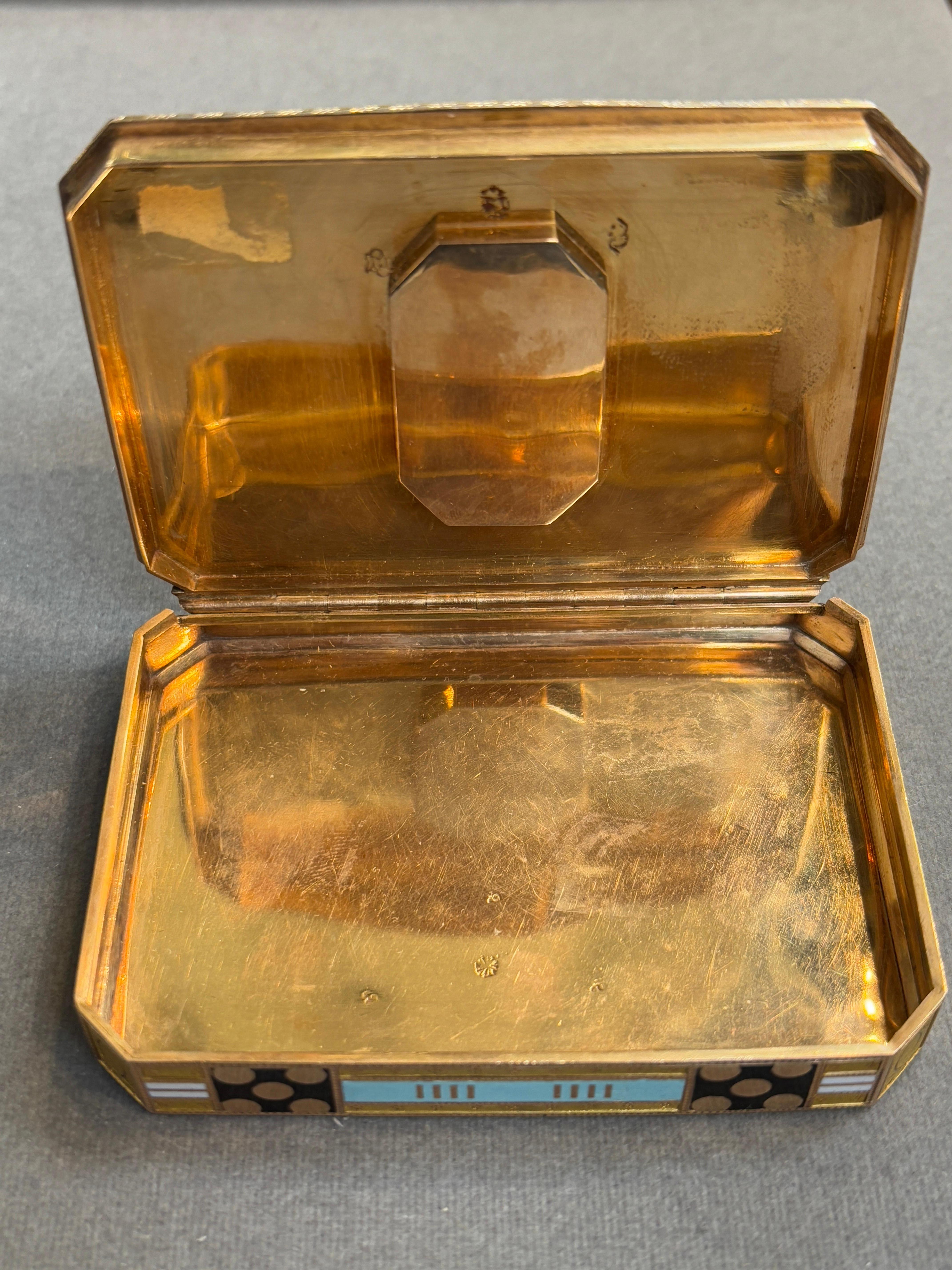 Tabatière ancienne en micromosaïque or et émail en vente 5