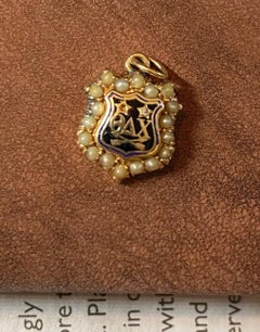 Pendentif en or antique, émail, perle et diamant Theta Delta Chi Fraternity Charm