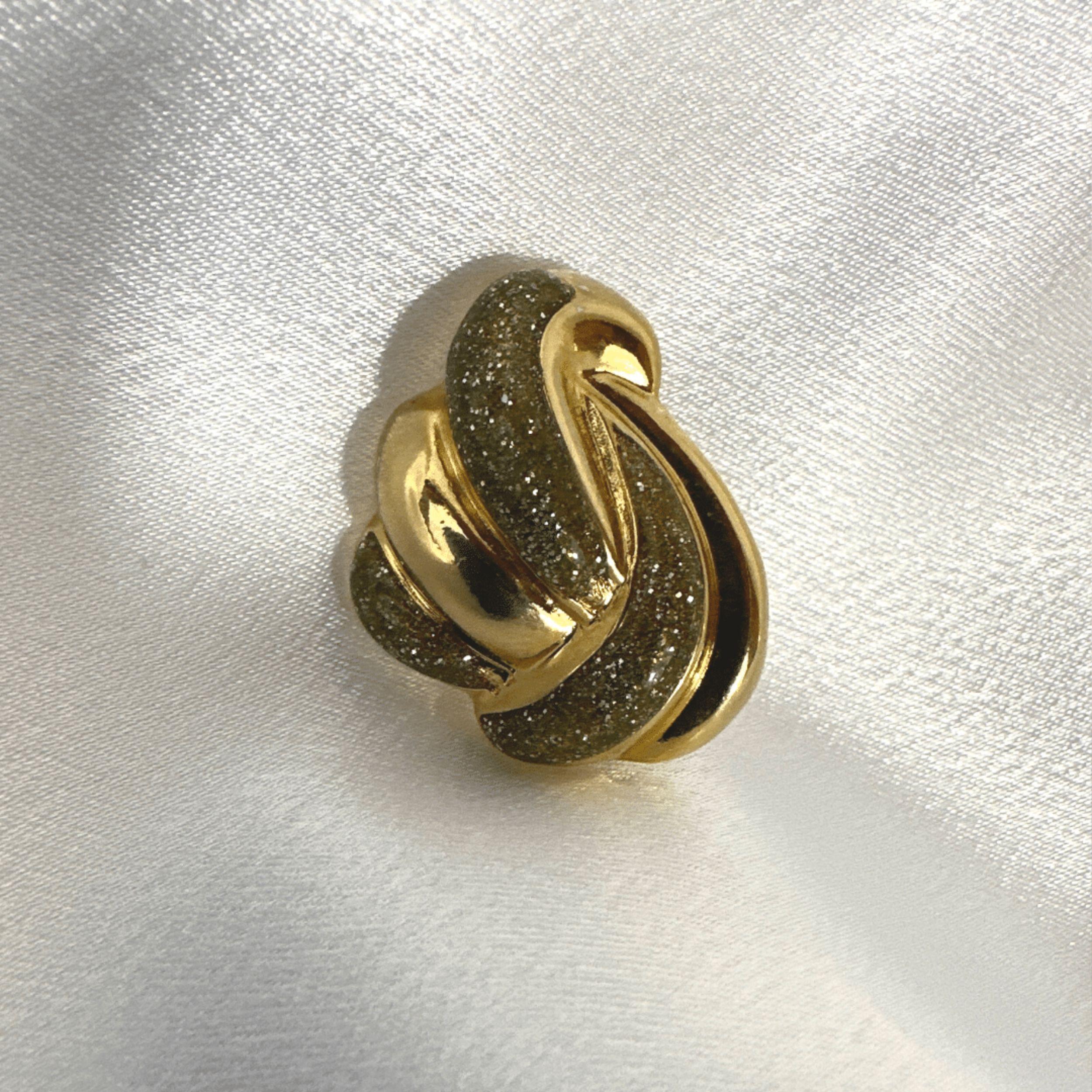 Antike Gold & Emaille Stem Ohrringe - Vintage Glitter-Inset Elegance, 1.25 im Zustand „Gut“ im Angebot in Jacksonville, FL