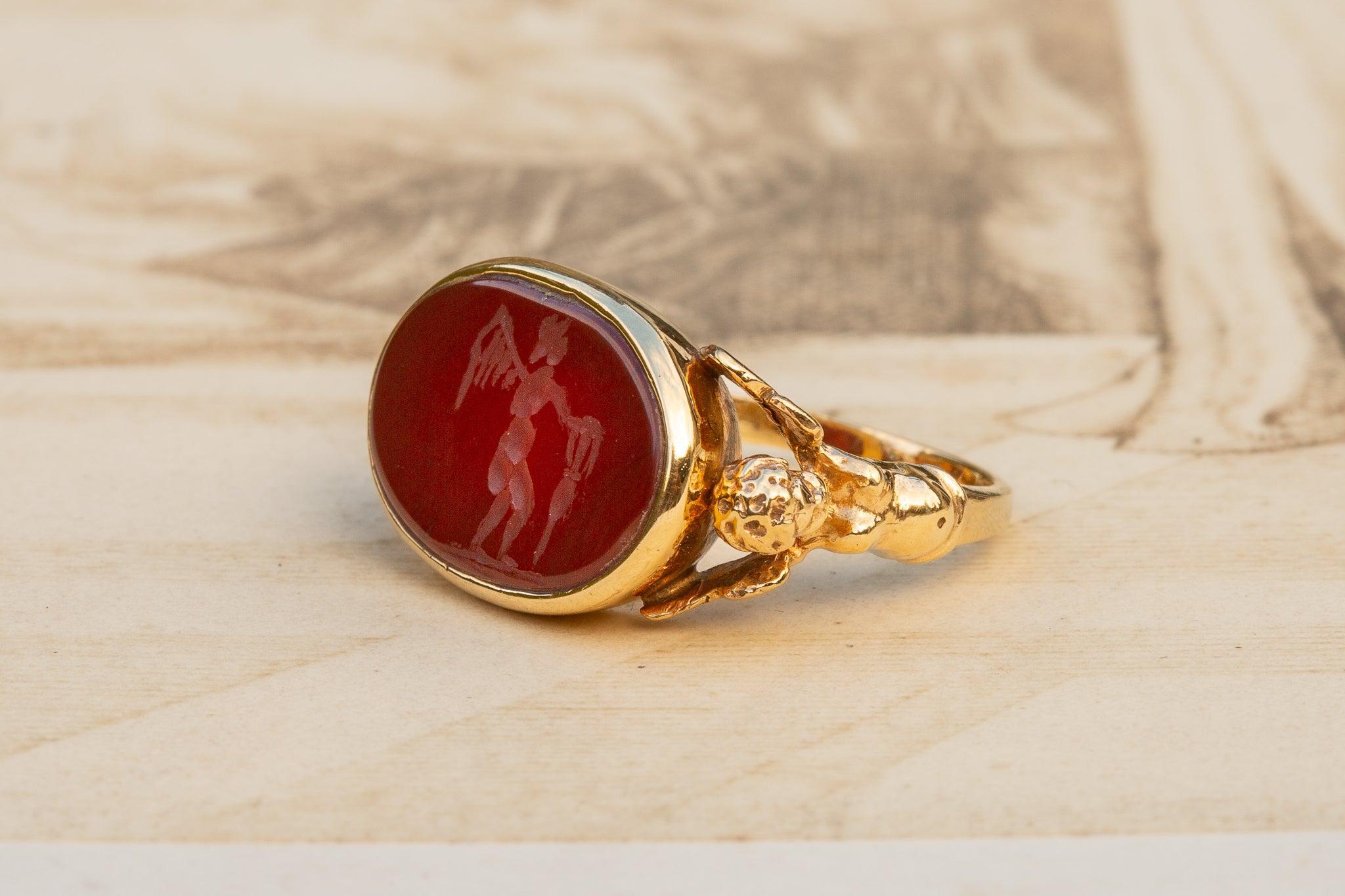 Antique Gold Engraved Carnelian Cherub Eros Intaglio Ring Signet Ring In Good Condition For Sale In London, GB