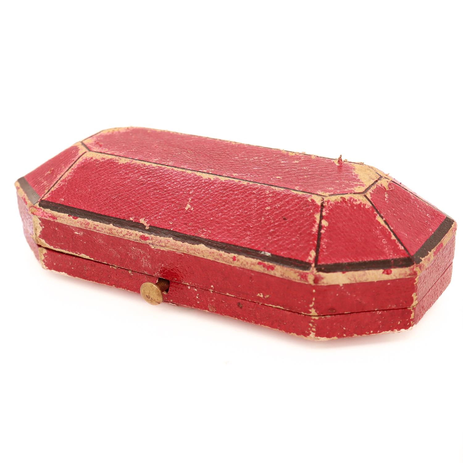 Antiguo Alfiler/Broche de Oro con Doble Cabeza de Carnero del Renacimiento Etrusco y Caja de Tanfani 13