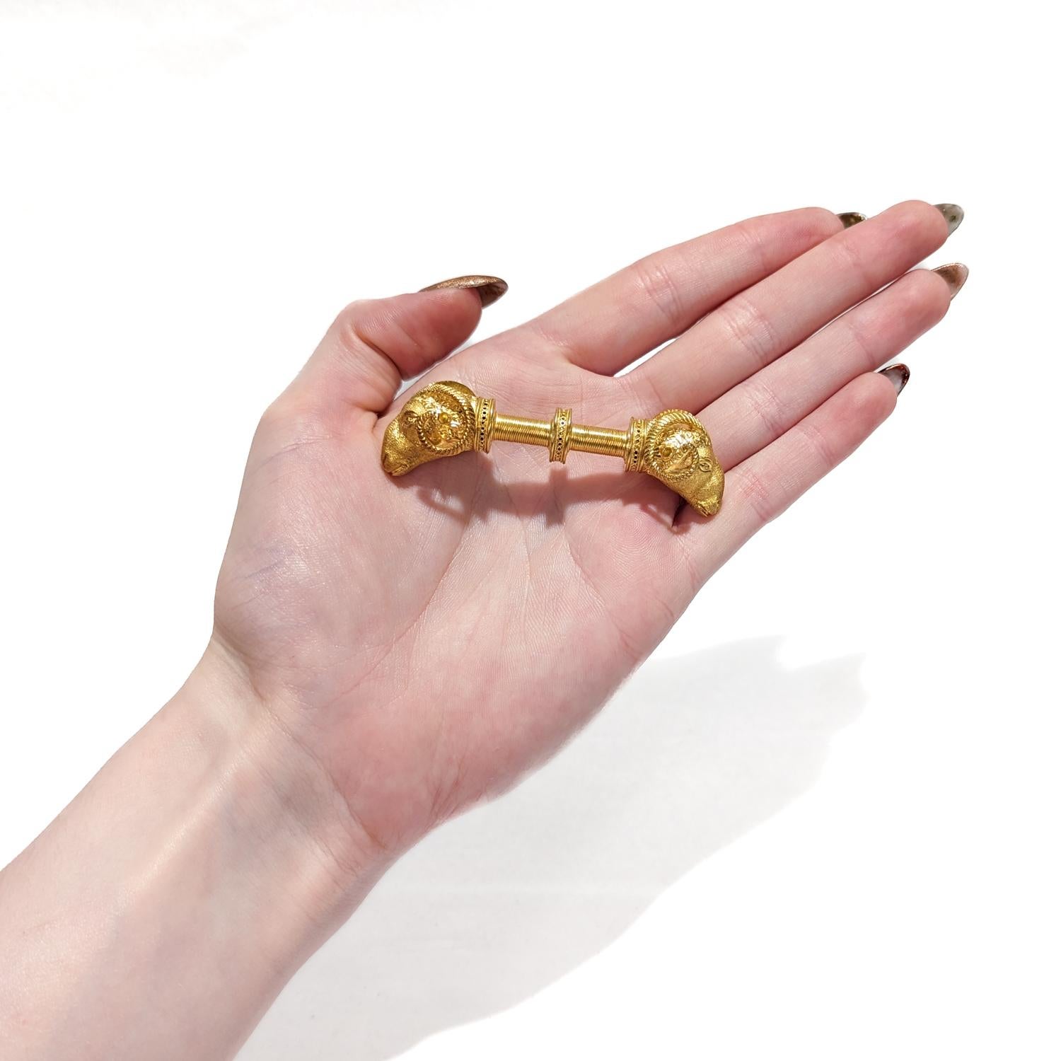Antiguo Alfiler/Broche de Oro con Doble Cabeza de Carnero del Renacimiento Etrusco y Caja de Tanfani 15
