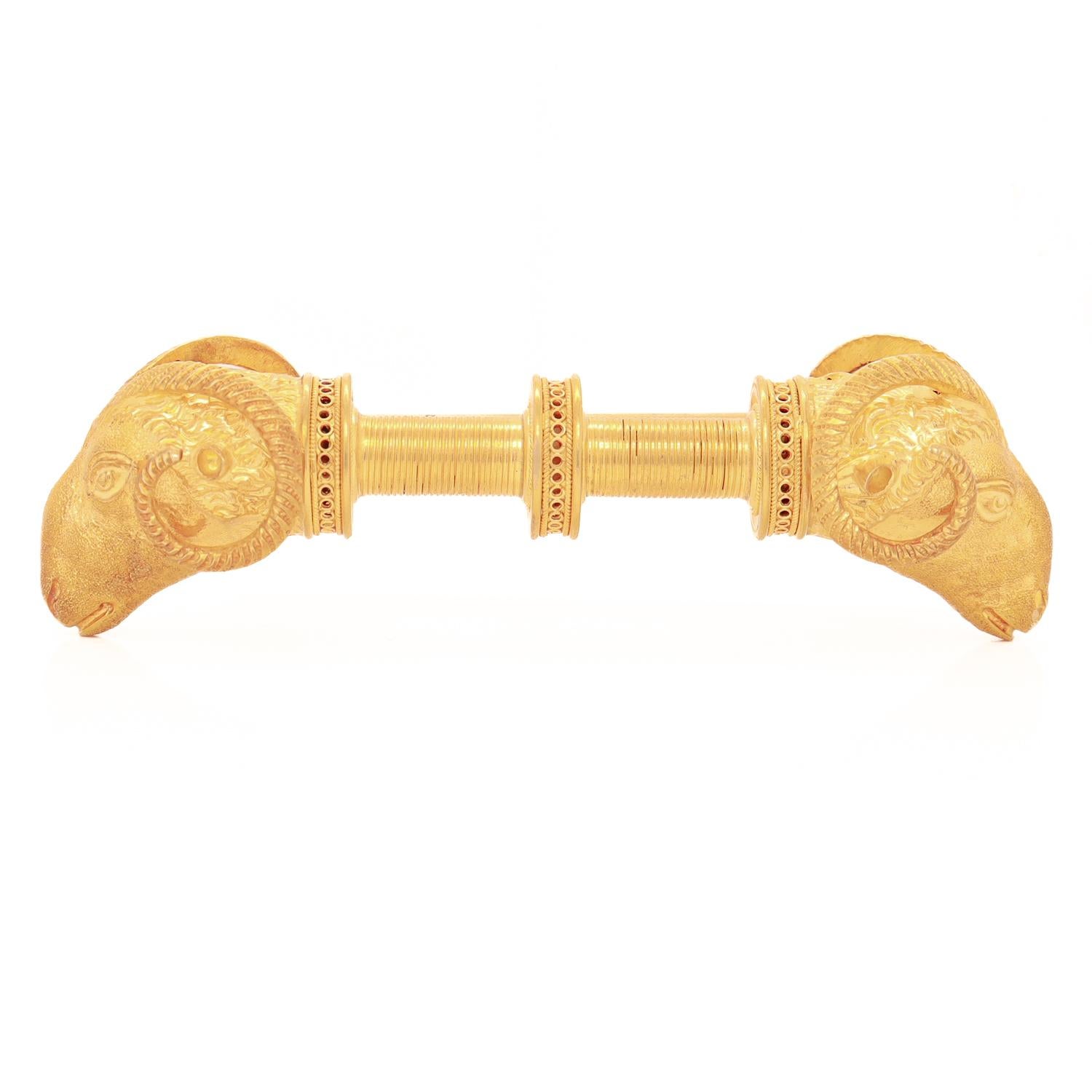 Antiguo Alfiler/Broche de Oro con Doble Cabeza de Carnero del Renacimiento Etrusco y Caja de Tanfani Renacimiento etrusco