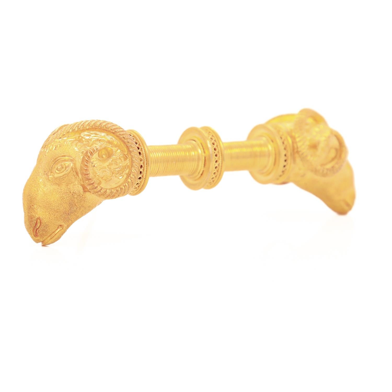 Antiguo Alfiler/Broche de Oro con Doble Cabeza de Carnero del Renacimiento Etrusco y Caja de Tanfani en Bueno Estado en Philadelphia, PA