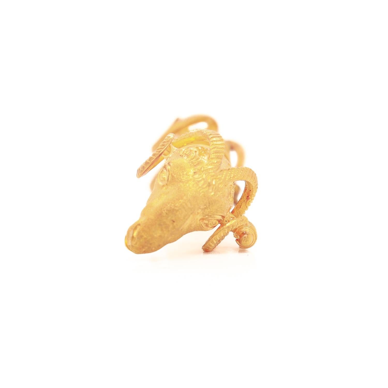 Antiguo Alfiler/Broche de Oro con Doble Cabeza de Carnero del Renacimiento Etrusco y Caja de Tanfani 1