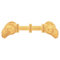 Antiguo Alfiler/Broche de Oro con Doble Cabeza de Carnero del Renacimiento Etrusco y Caja de Tanfani
