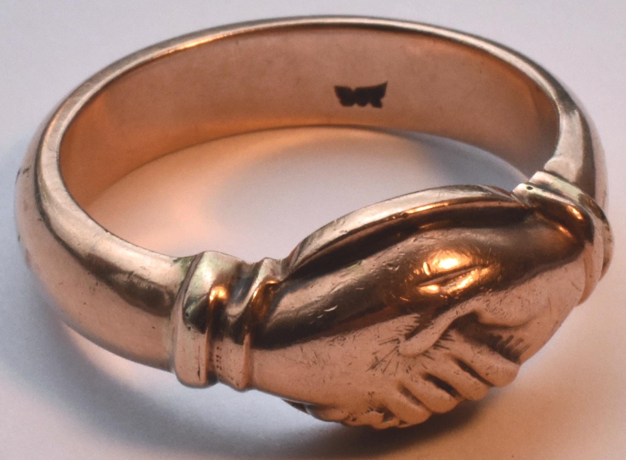 Wonderful 9K rose gold Fede ring with two hands clasped in friendship or betrothal. Fede, Italian for 