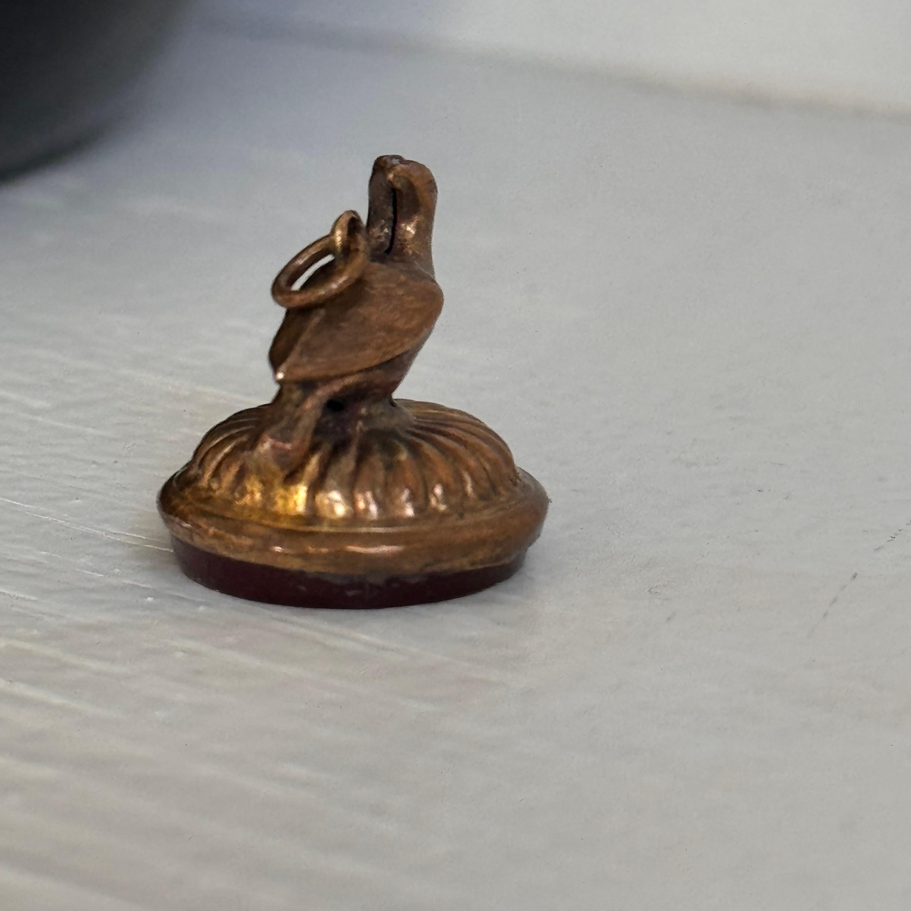 da uomo o donna Oro antico  Ciondolo a forma di orologio per uccelli in corniola ripiena in vendita
