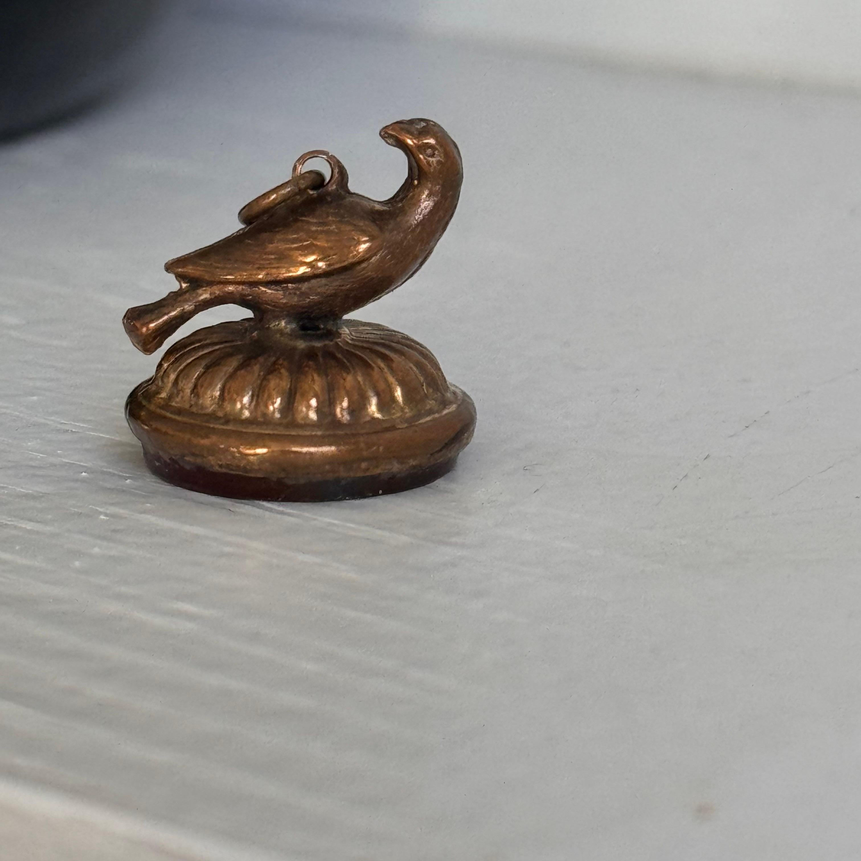 Oro antico  Ciondolo a forma di orologio per uccelli in corniola ripiena in vendita 1
