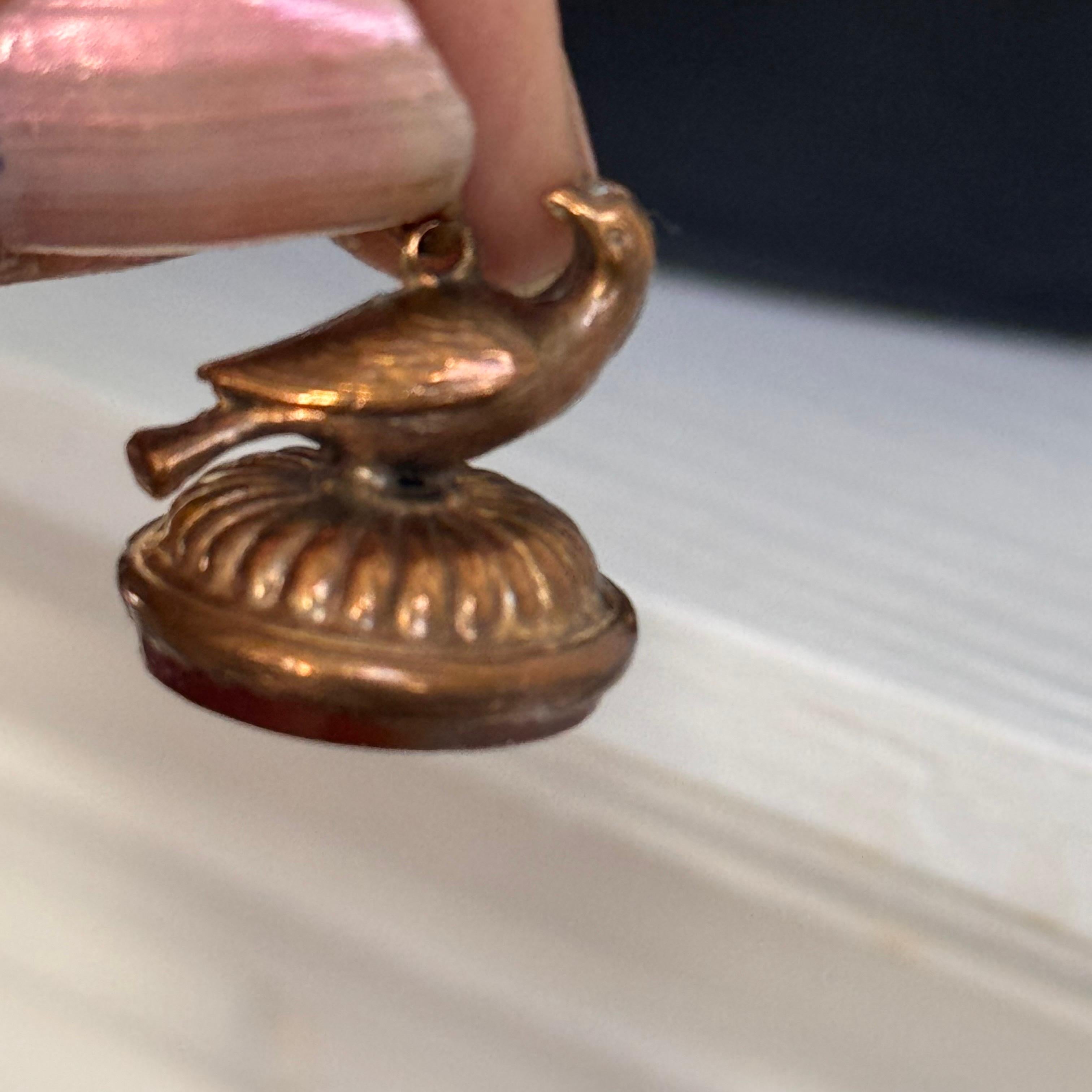 Oro antico  Ciondolo a forma di orologio per uccelli in corniola ripiena in vendita 2