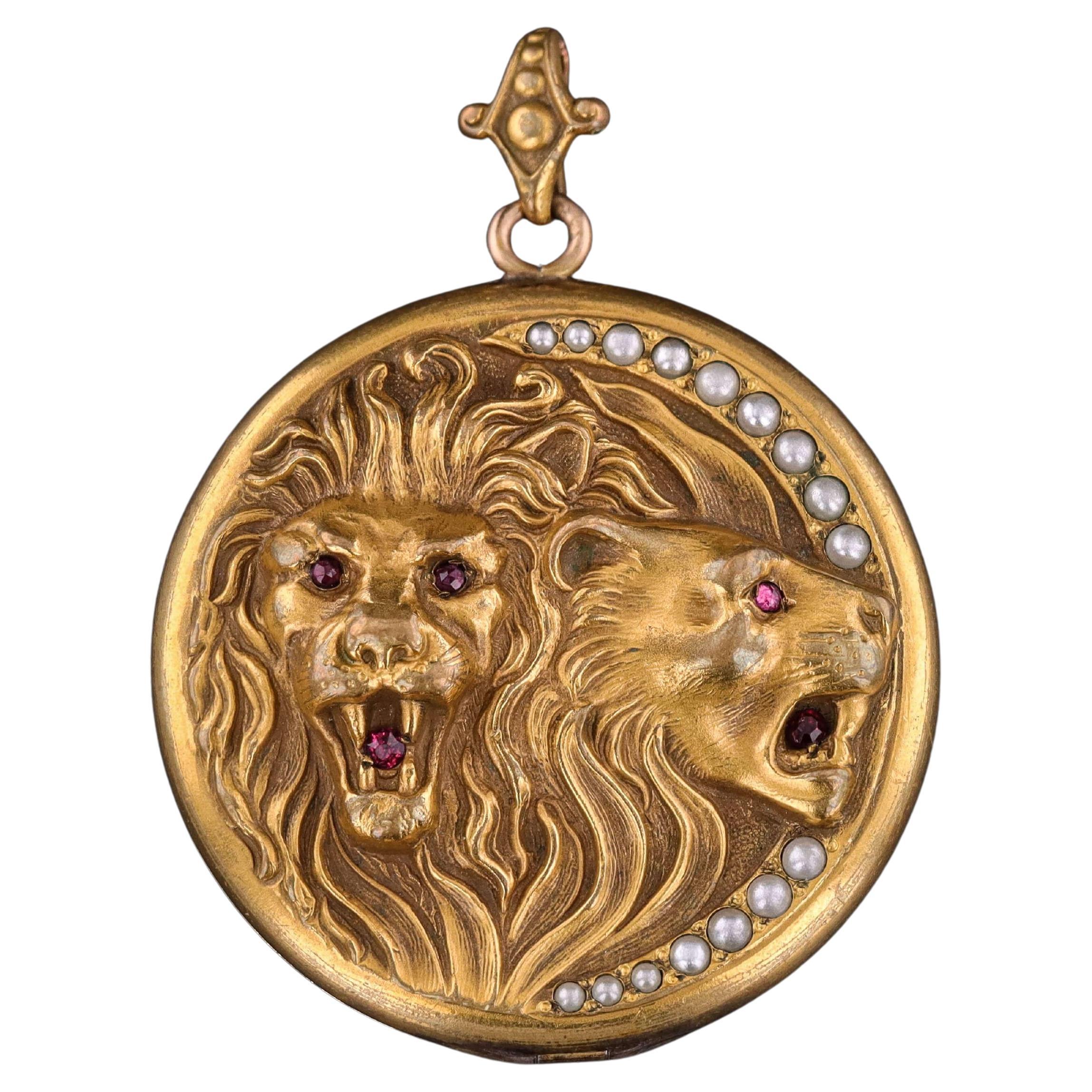 Relicario de león antiguo relleno de oro