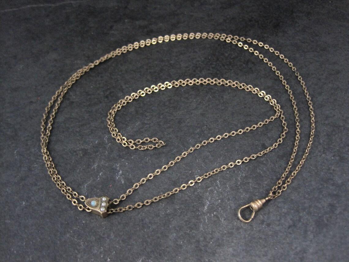 Art Nouveau Collana a catena con medaglione antico riempito d'oro con perla opale a scorrimento Lorgnette in vendita