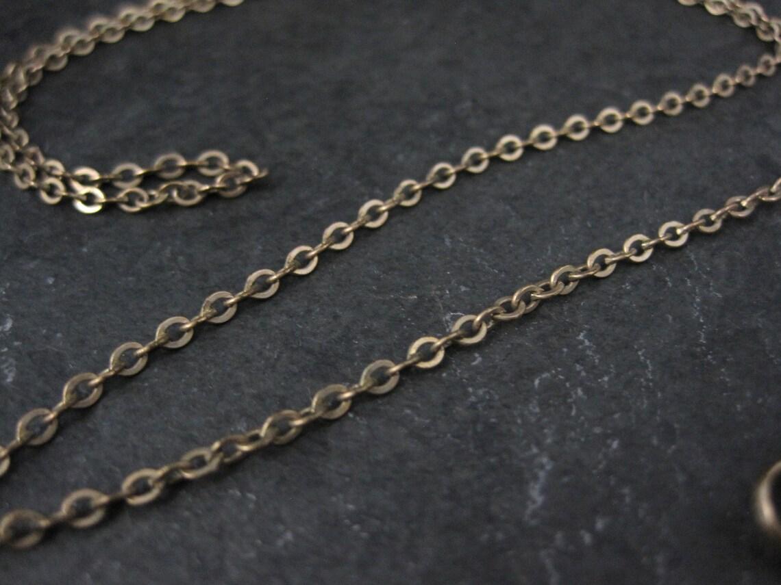Taglio rotondo Collana a catena con medaglione antico riempito d'oro con perla opale a scorrimento Lorgnette in vendita
