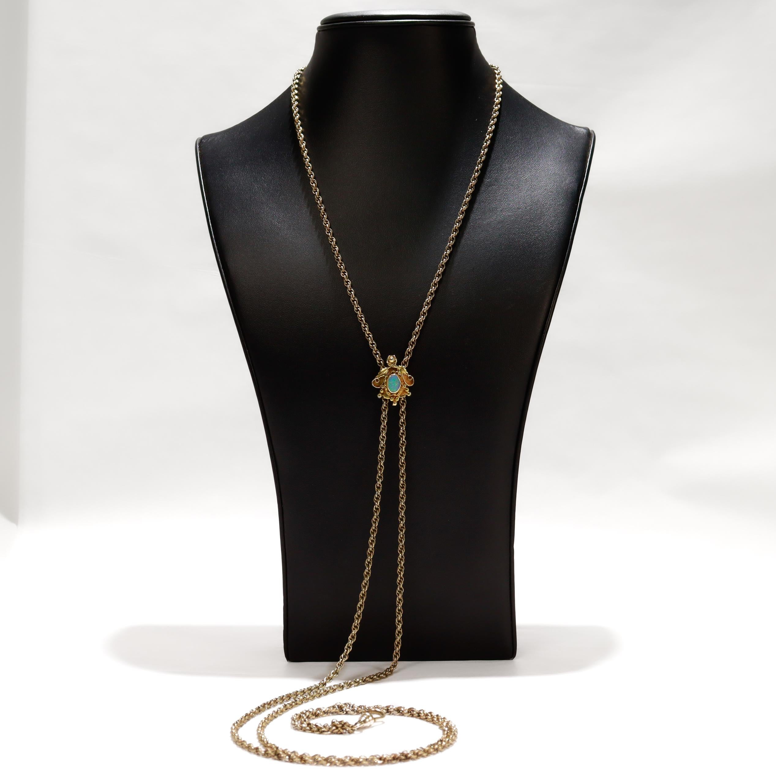 Donna Collana a catena Longuard in oro antico con un'apertura con cabochon in opale 14k in vendita