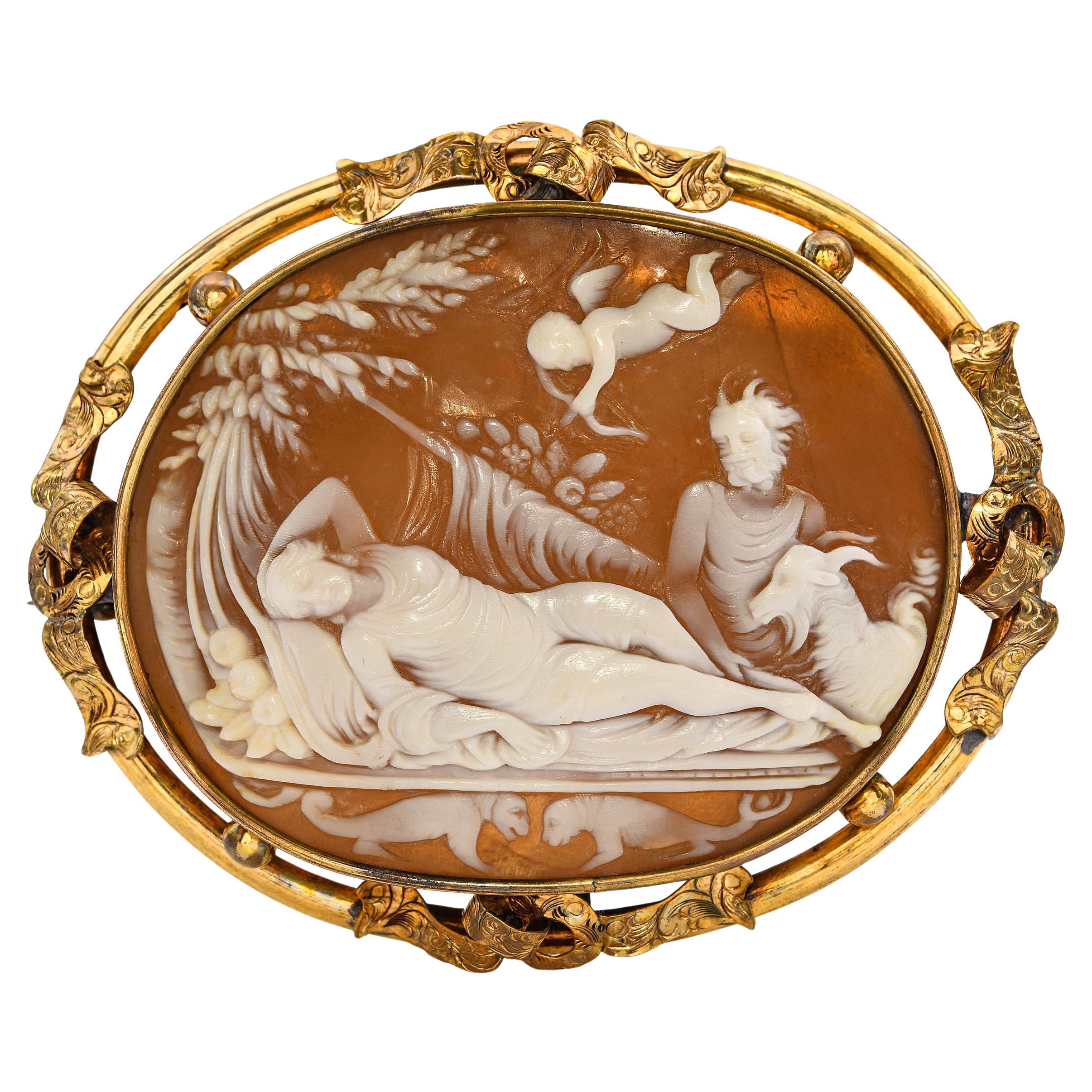 Spilla a cammeo con conchiglia in oro antico con ornamento di Venere che si sdraia sensuale