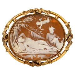 Spilla a cammeo con conchiglia in oro antico con ornamento di Venere che si sdraia sensuale