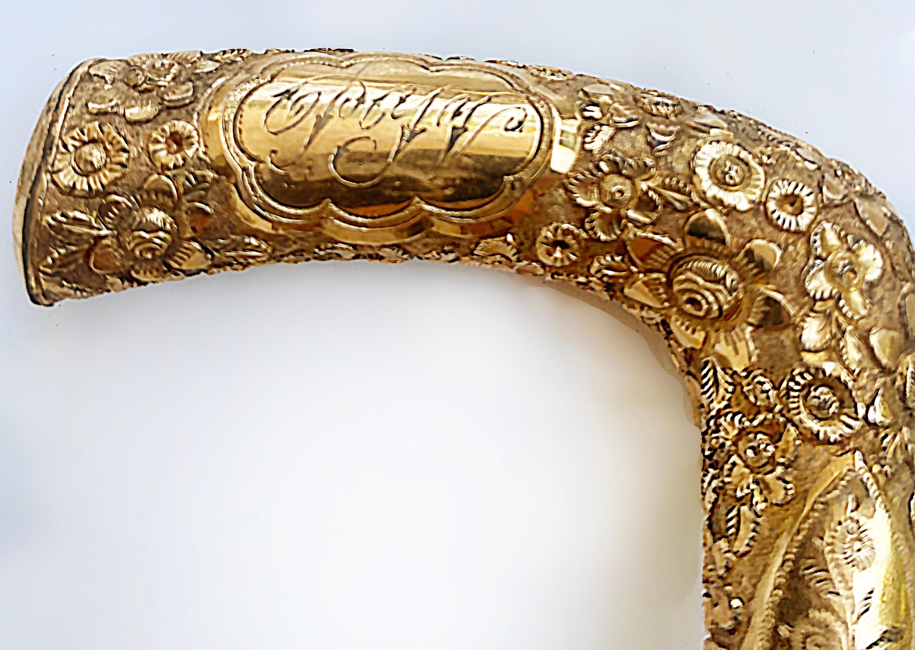 Ébénisé Bâton de marche antique en or repoussé avec fleurs et monogramme en vente