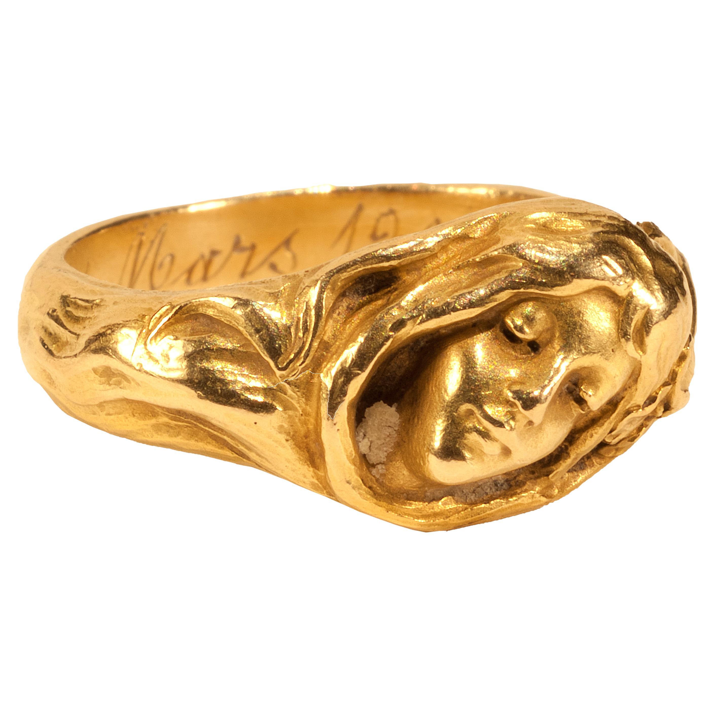 ART NOUVEAU OPHELIA RING 
France, 1909 
Gold 
Weight 11.5 gr., US size 7.25, UK size O ½ 

This sculptural ring is made of cast and finely chased gold. The hoop widens and merges into the bezel. The shoulders are subtly molded with entwined twigs