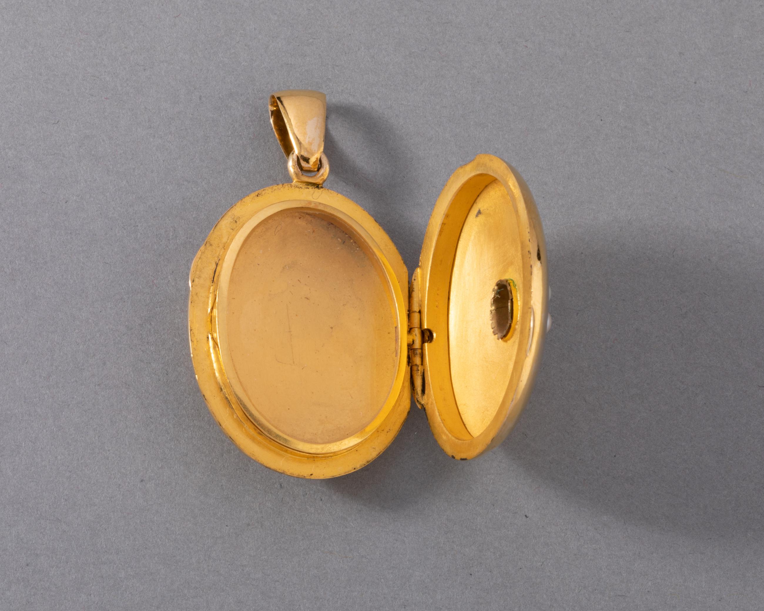 One lovely antique locket, made in France circa 1860.
Made in yellow gold,18k and pearls.
Dimension:45 mm height and 25 mm width.
Total weight: 11.50 grams
