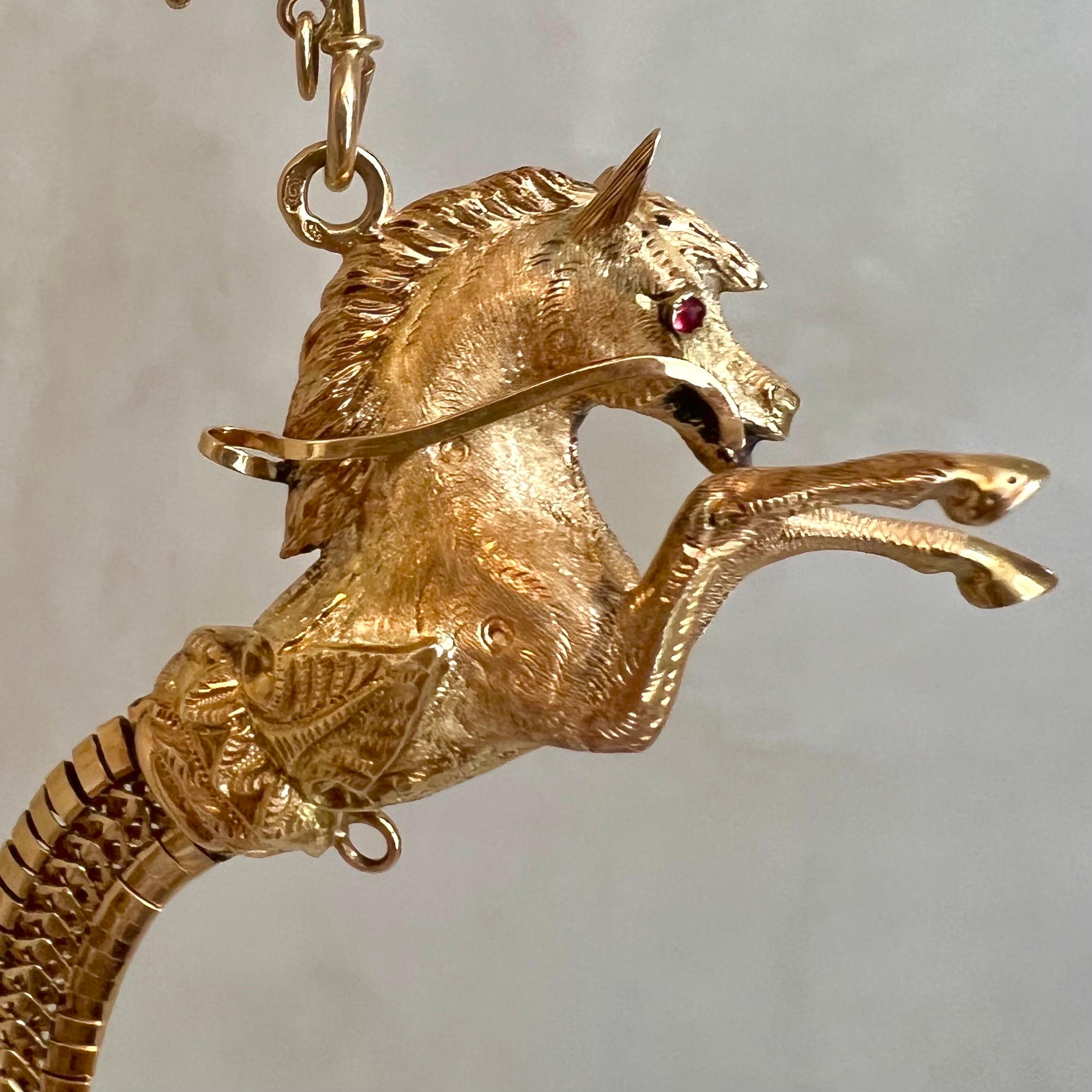 Cette rare et luxueuse chaîne de montre à gousset du XIXe siècle est un exemple exceptionnel de bijou d'inspiration équestre de l'époque victorienne. Réalisée en or jaune 14 carats aux tons riches, la chaîne est composée d'un maillon serpent