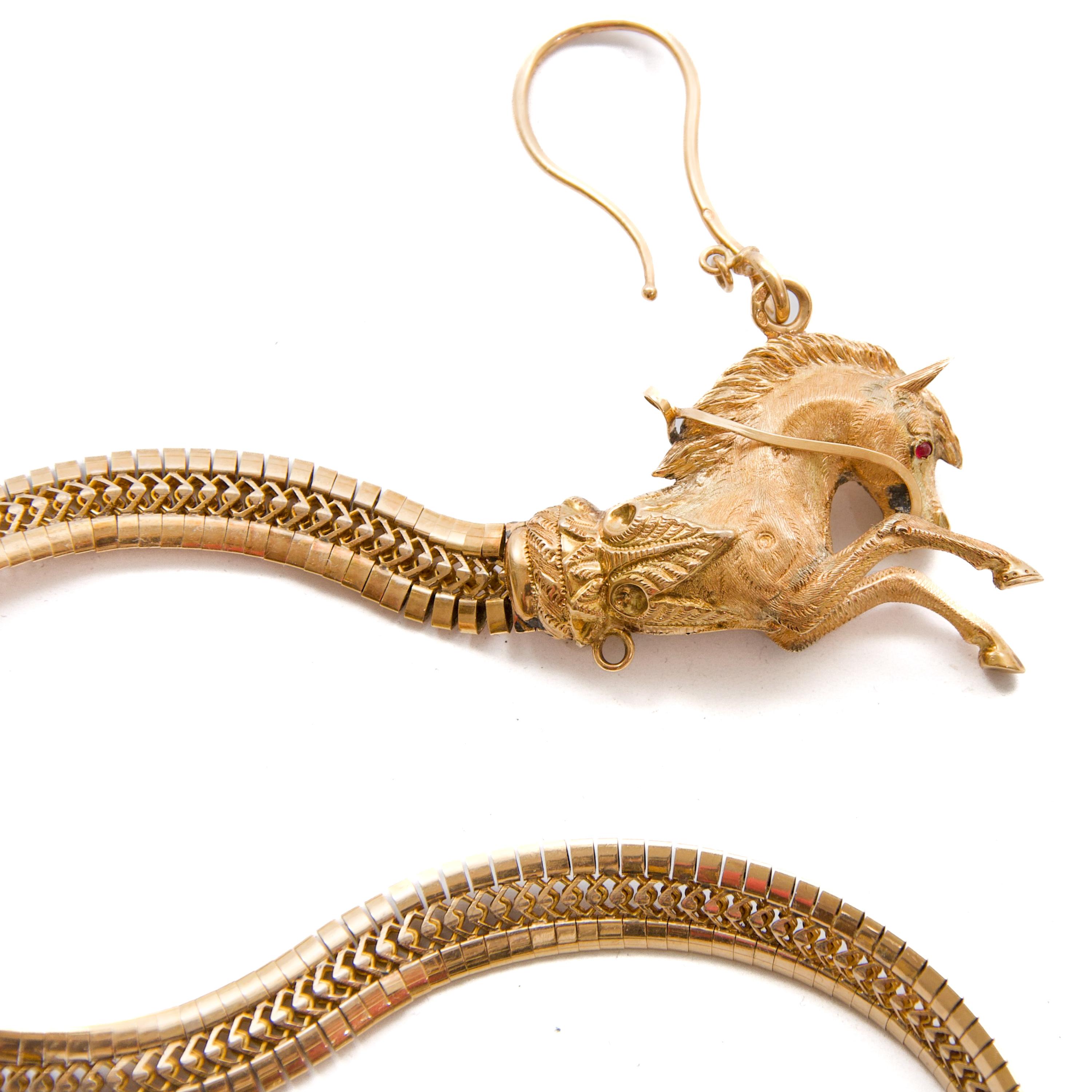 Victorien Chaîne de montre de poche ancienne en or avec motif de cheval au galop, 19e siècle en vente