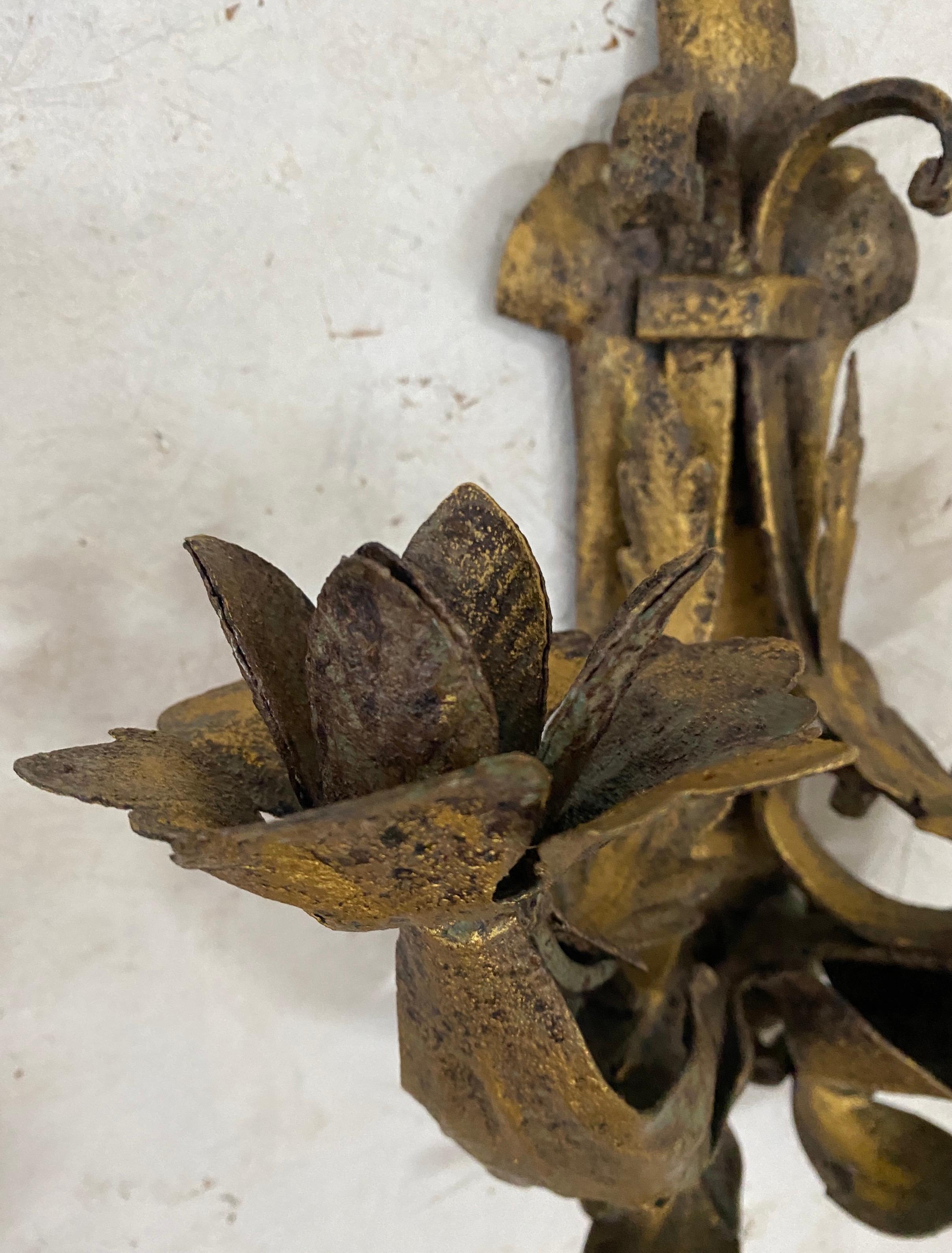 XIXe siècle Paire d'appliques à bougies anciennes en forme de feuilles en fer doré et or en vente
