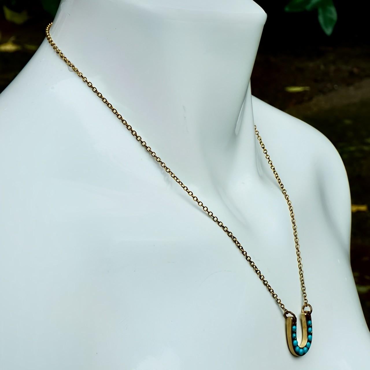 Antique Gold Gilt Metal and Turquoise Horseshoe Pendant and Chain In Good Condition In London, GB