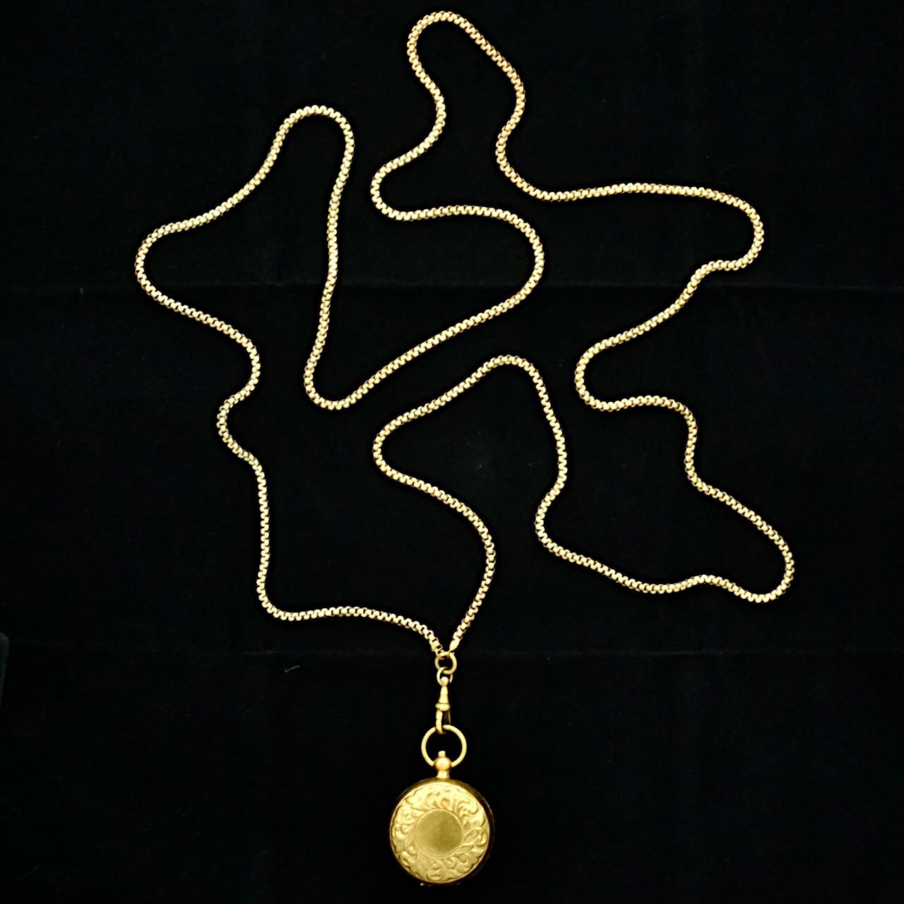 Pendentif en métal doré antique à longue chaîne de garde en laiton portant une pièce de monnaie souveraine en vente 9