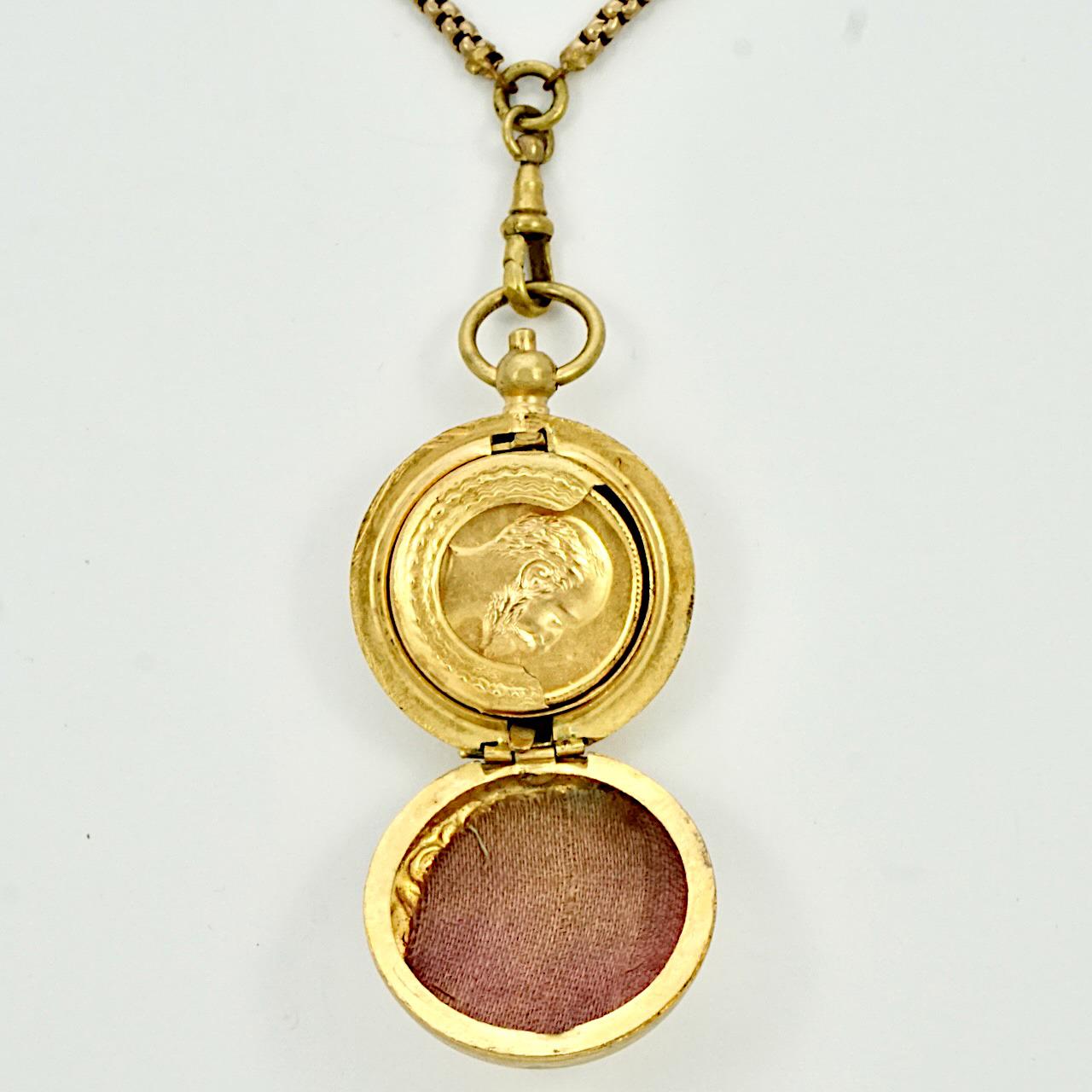 Édouardien Pendentif en métal doré antique à longue chaîne de garde en laiton portant une pièce de monnaie souveraine en vente