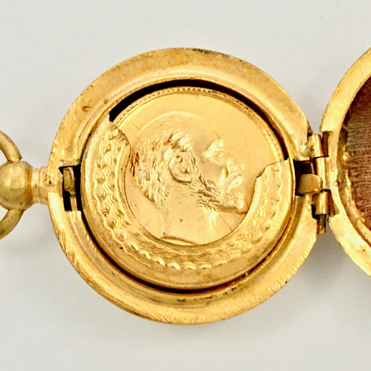 Pendentif en métal doré antique à longue chaîne de garde en laiton portant une pièce de monnaie souveraine Bon état - En vente à London, GB