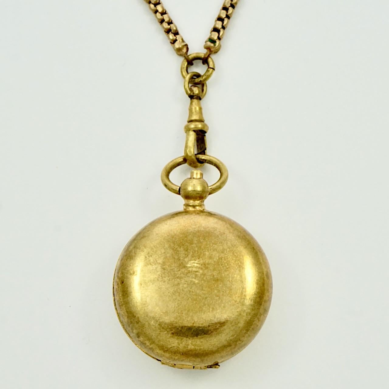 Pendentif en métal doré antique à longue chaîne de garde en laiton portant une pièce de monnaie souveraine Unisexe en vente